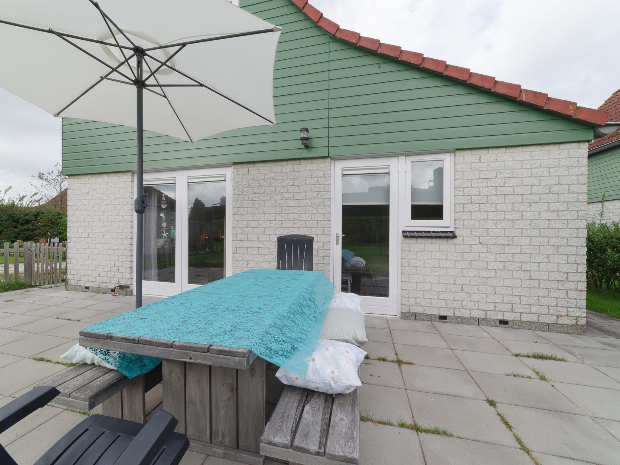 Het terras van Villapark De Oesterbaai 123 in Wemeldinge