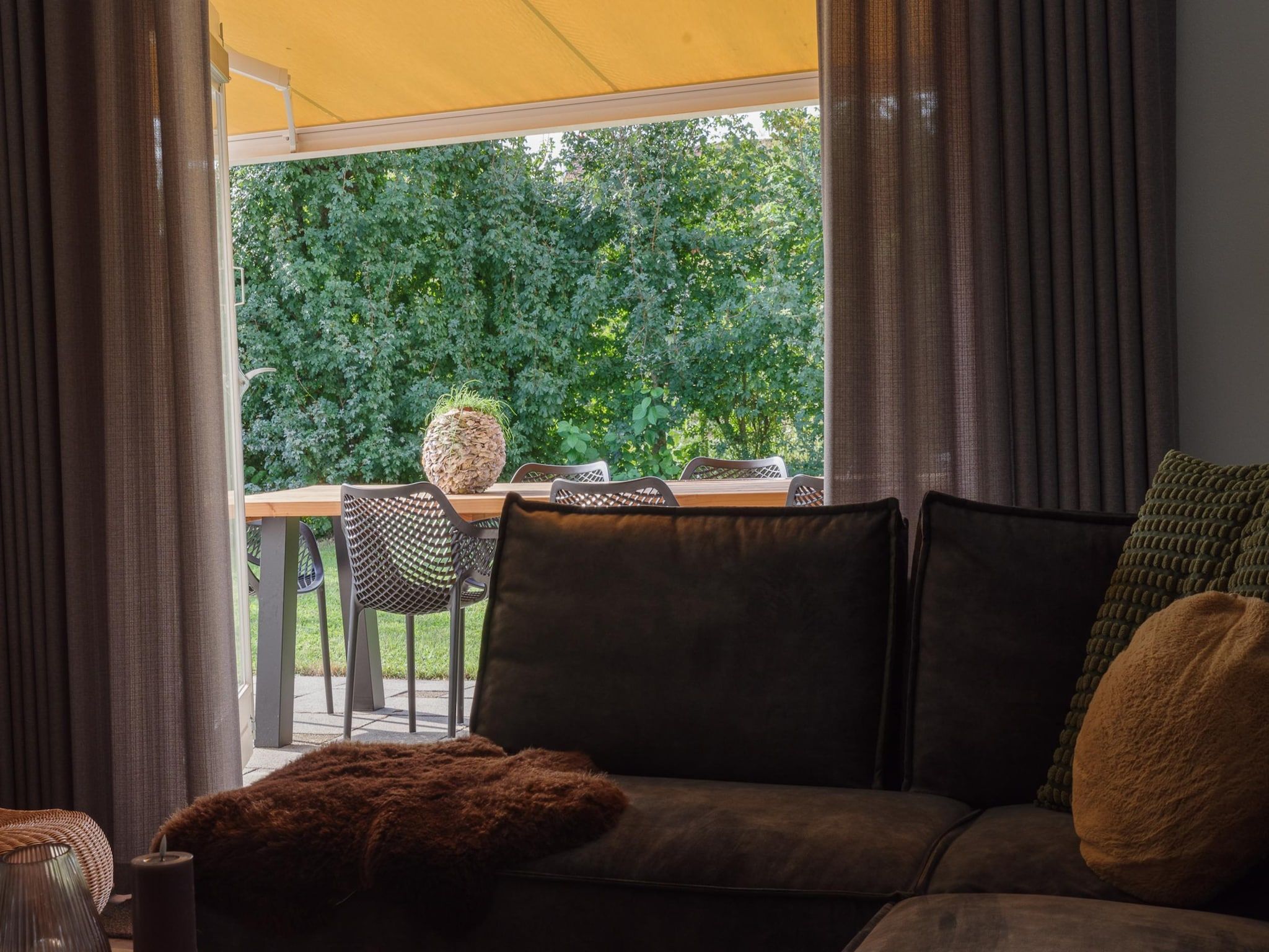 De woonkamer van Villapark De Oesterbaai 126 in Wemeldinge