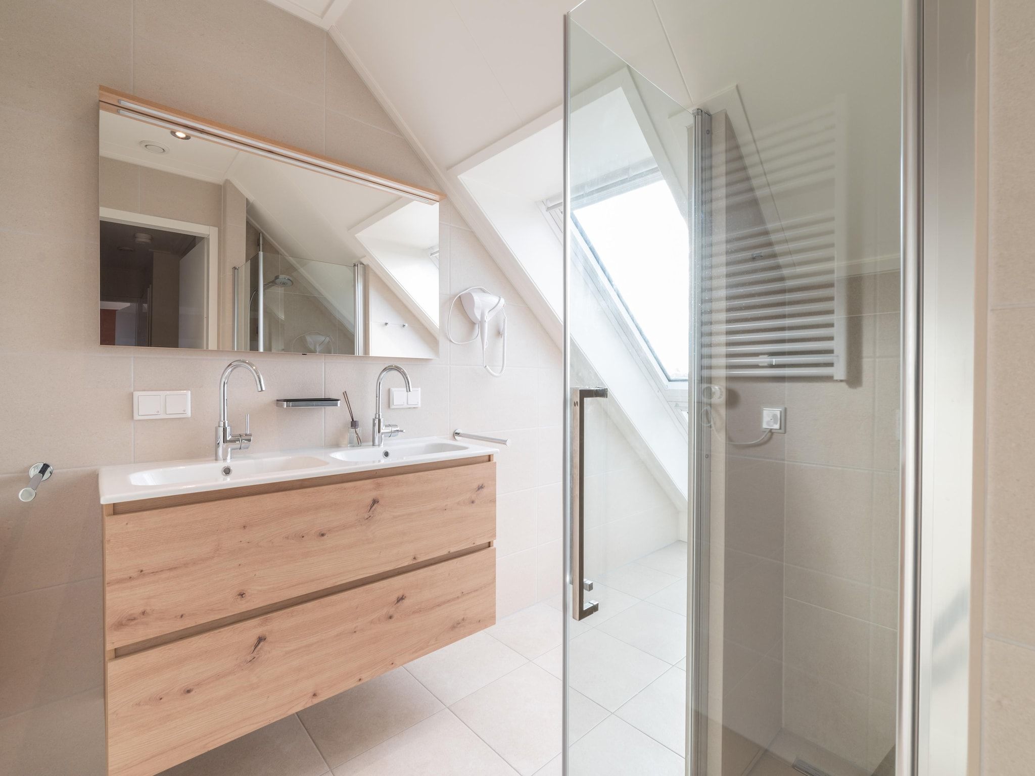 De badkamer van 12 persoons Stadvilla met Jacuzzi in Colijnsplaat