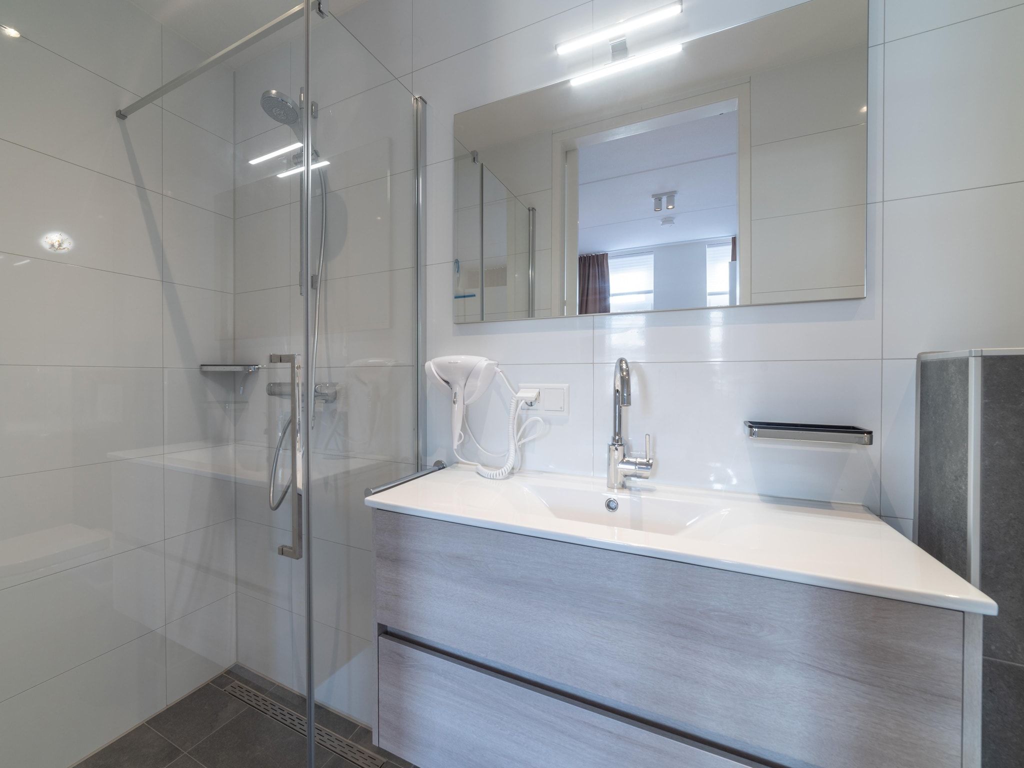 De badkamer van 12 persoons Stadvilla met Jacuzzi in Colijnsplaat