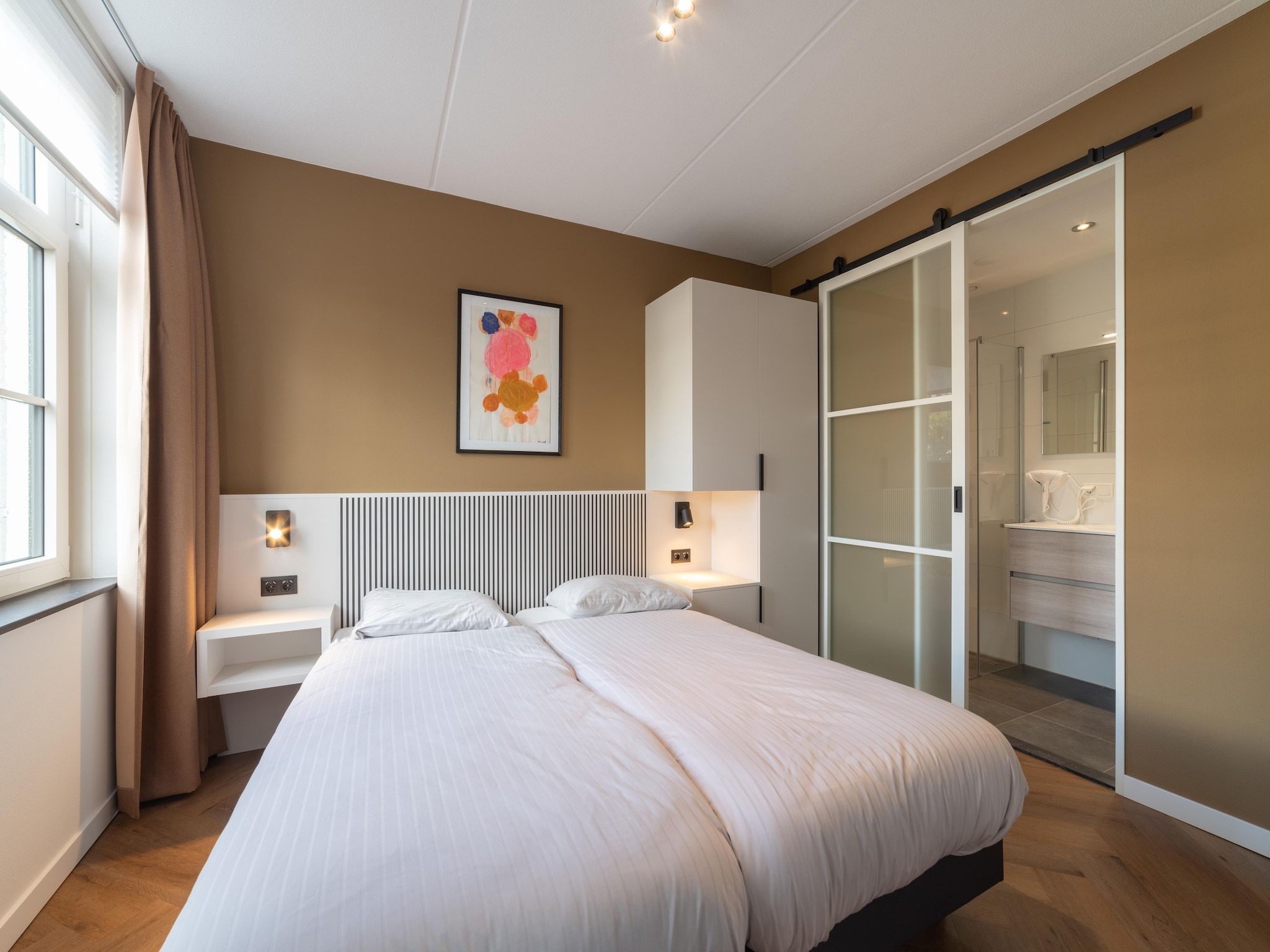 Een slaapkamer van 12 persoons Stadvilla met Jacuzzi in Colijnsplaat