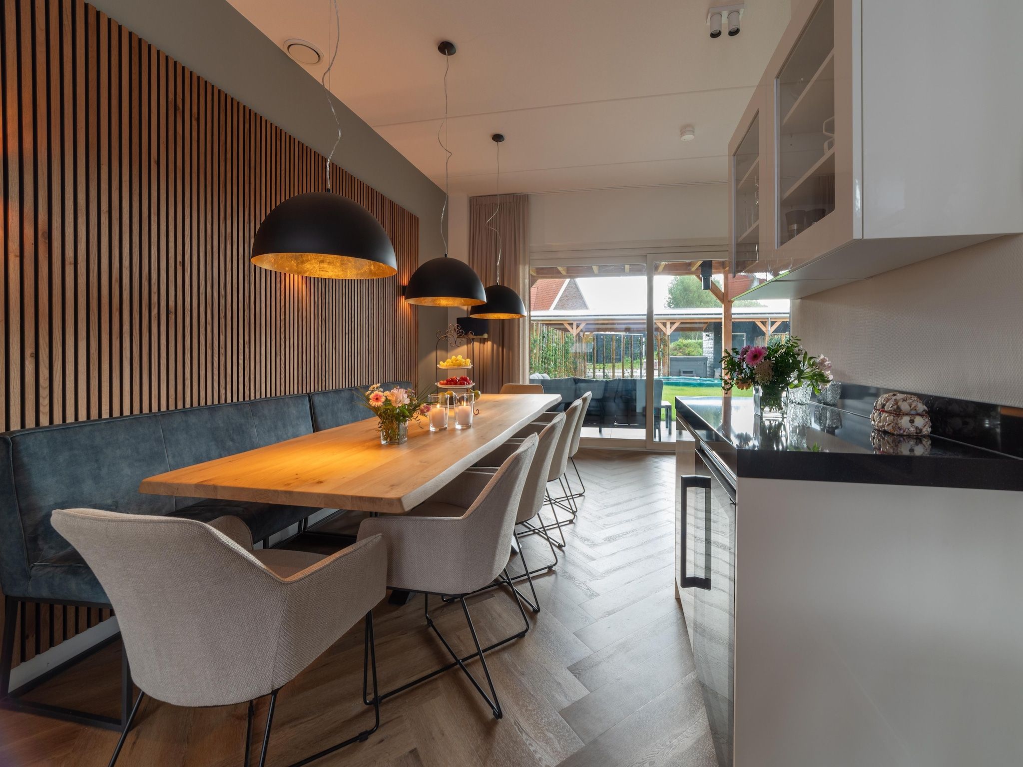 De eetkamer van 12 persoons Stadvilla met Jacuzzi in Colijnsplaat