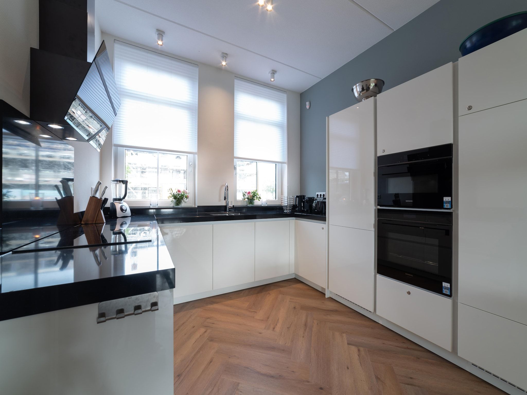 De keuken van 12 persoons Stadvilla met Jacuzzi in Colijnsplaat