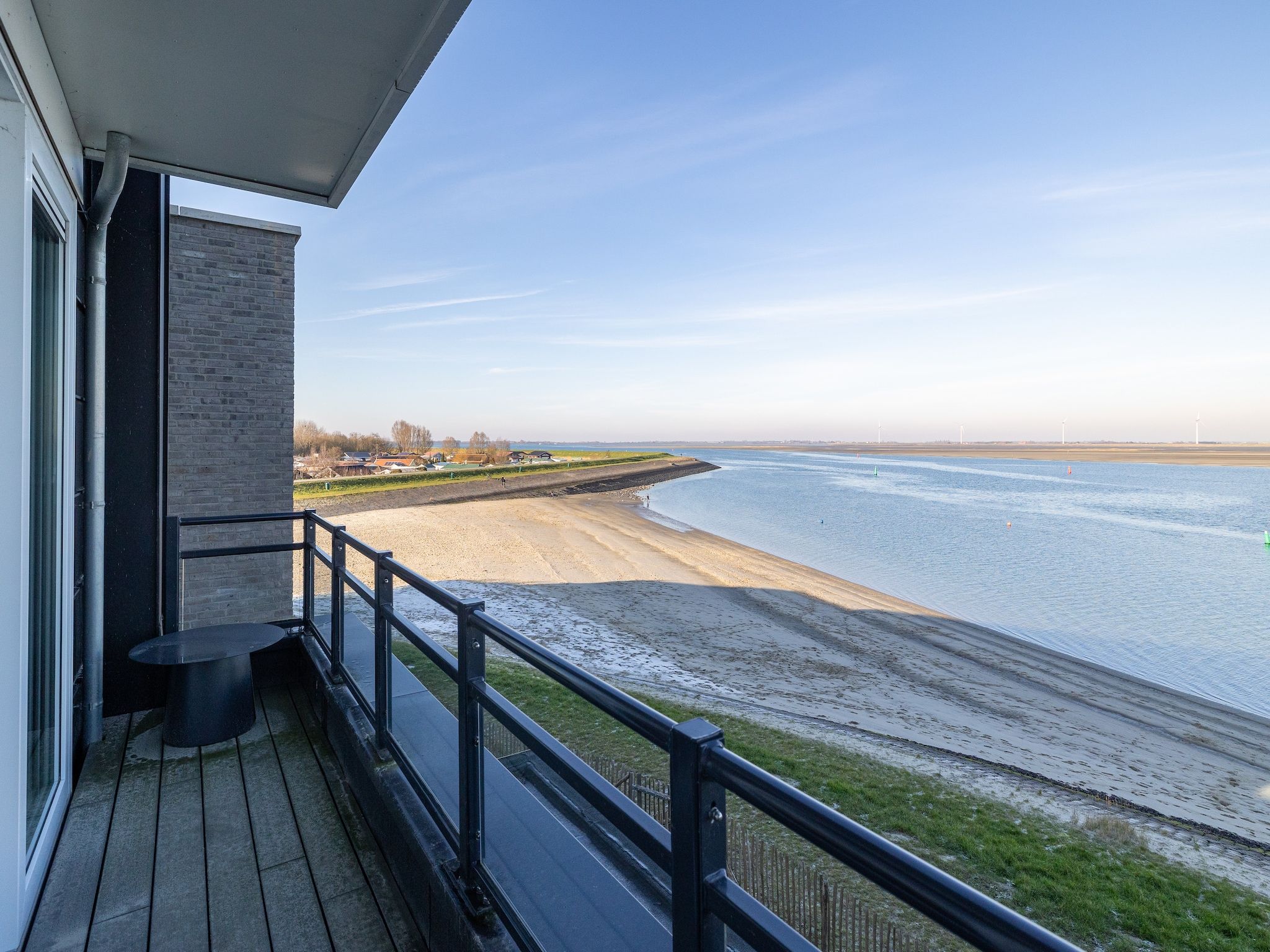 Het uitzicht vanaf Appartement Vista Maris 'Haus am See' - Havenweg 8-30  Sint-Annaland in Sint-Annaland