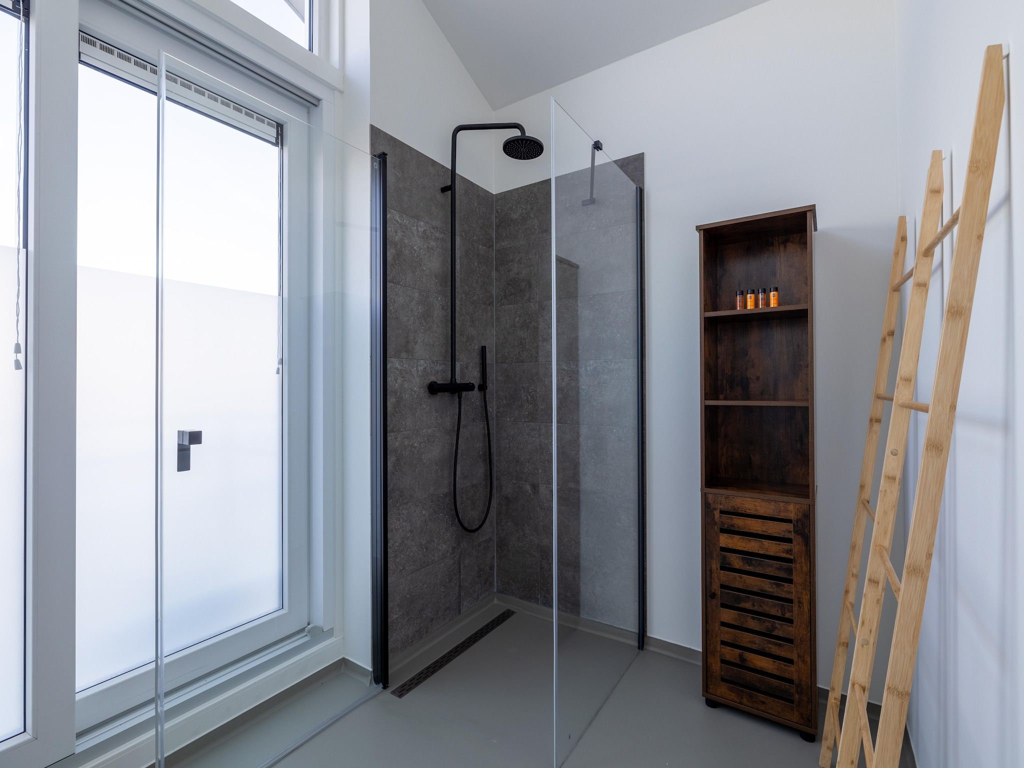 De badkamer van Appartement Vista Maris 'Haus am See' - Havenweg 8-30  Sint-Annaland in Sint-Annaland