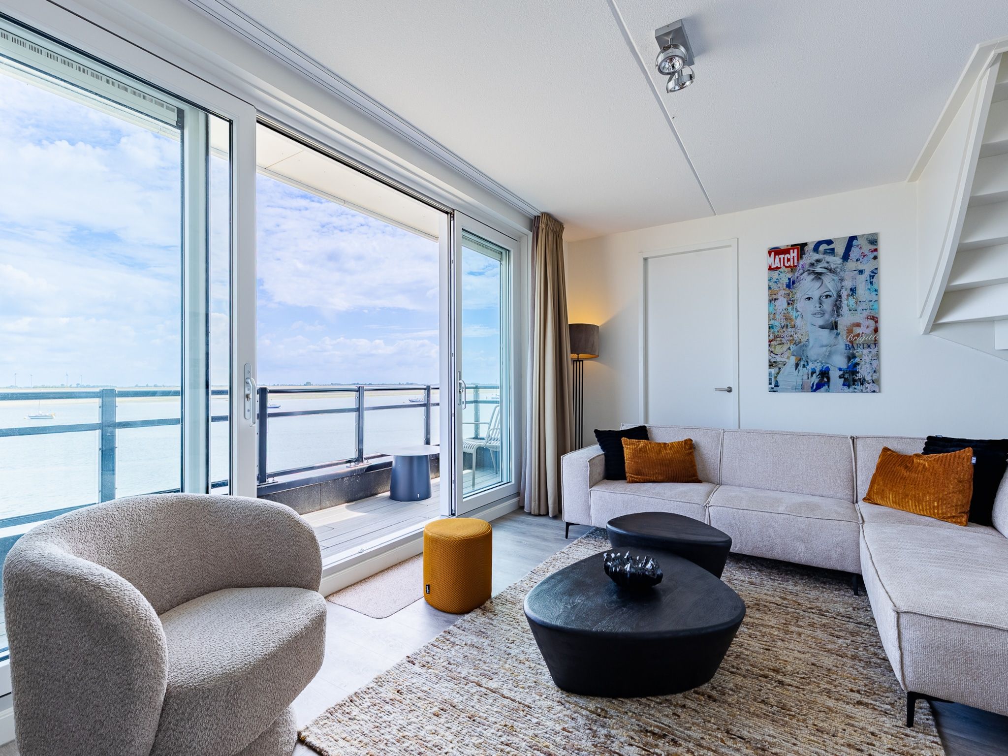 Het terras van Appartement Vista Maris 'Haus am See' - Havenweg 8-30  Sint-Annaland in Sint-Annaland