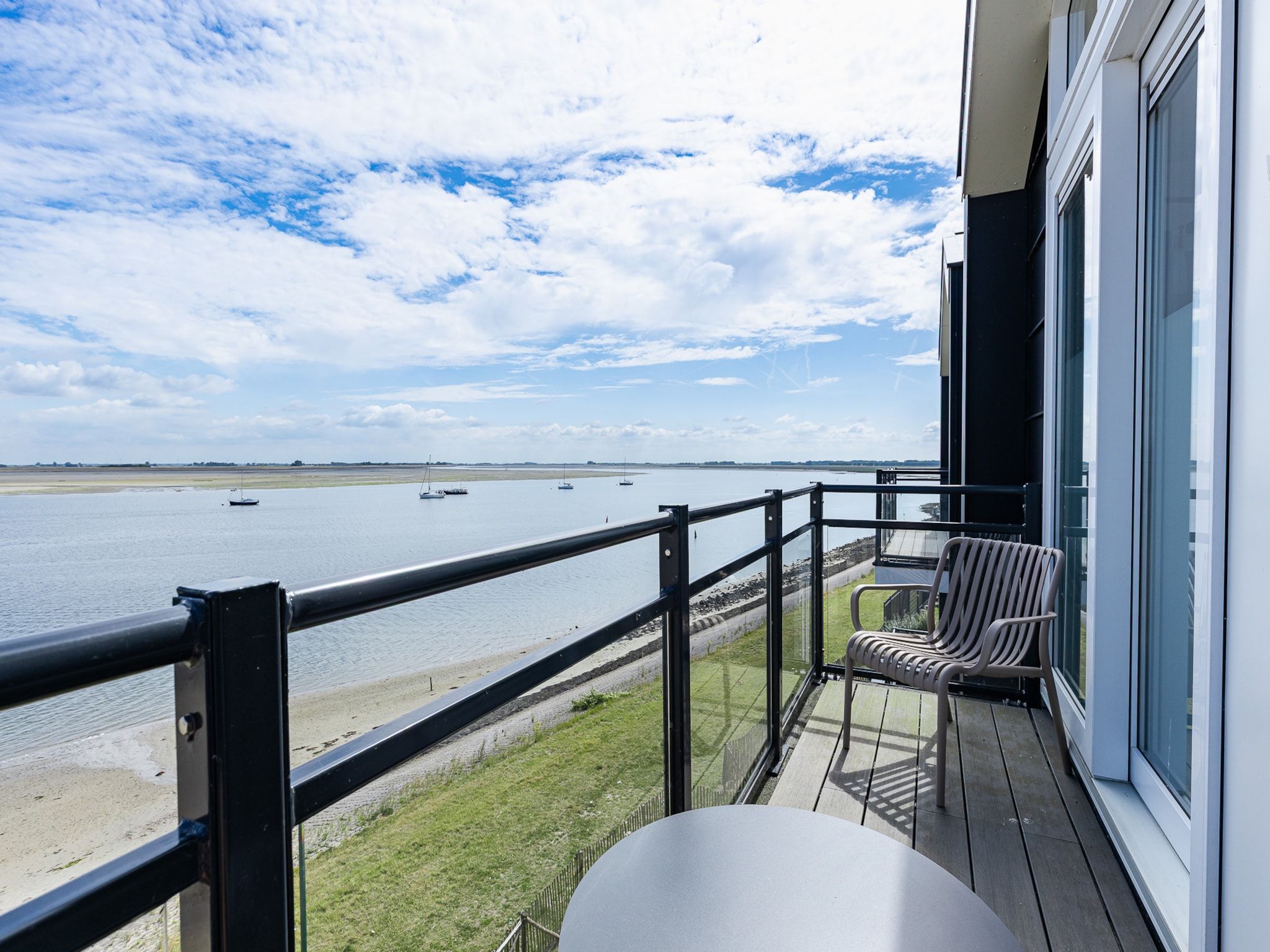 Het terras van Appartement Vista Maris 'Haus am See' - Havenweg 8-30  Sint-Annaland in Sint-Annaland