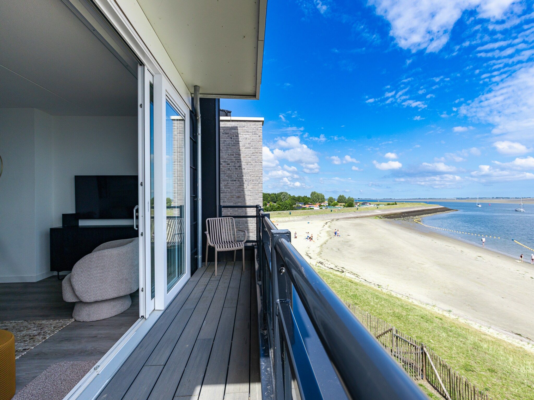 Het uitzicht vanaf Appartement Vista Maris 'Haus am See' - Havenweg 8-30  Sint-Annaland in Sint-Annaland