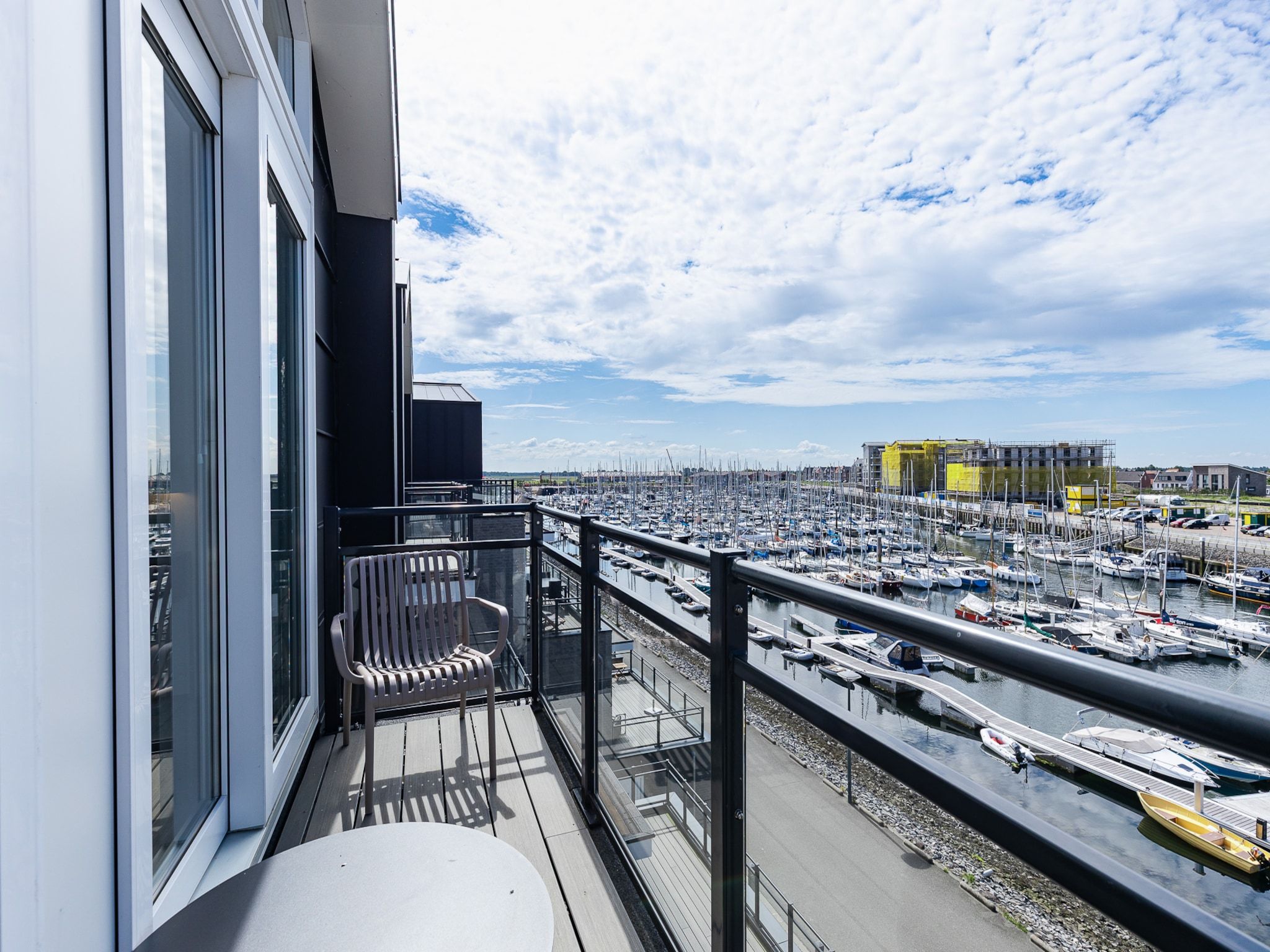 Het terras van Appartement Vista Maris 'Haus am See' - Havenweg 8-30  Sint-Annaland in Sint-Annaland