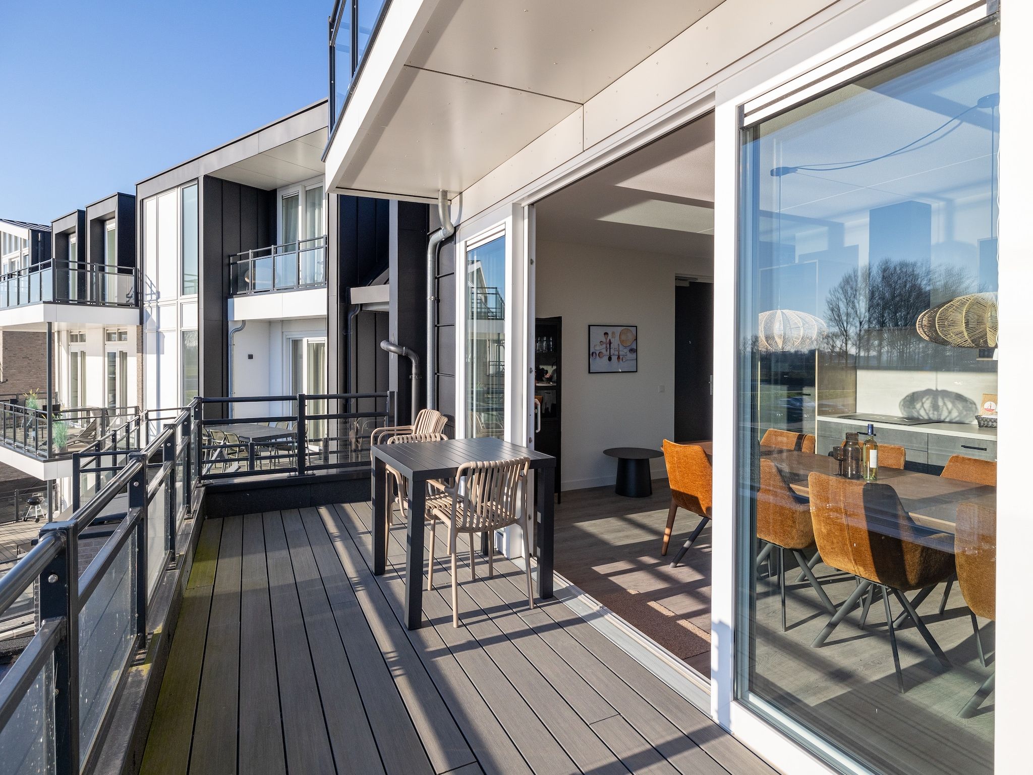 Het terras van Appartement Vista Maris 'Haus am See' - Havenweg 8-30  Sint-Annaland in Sint-Annaland