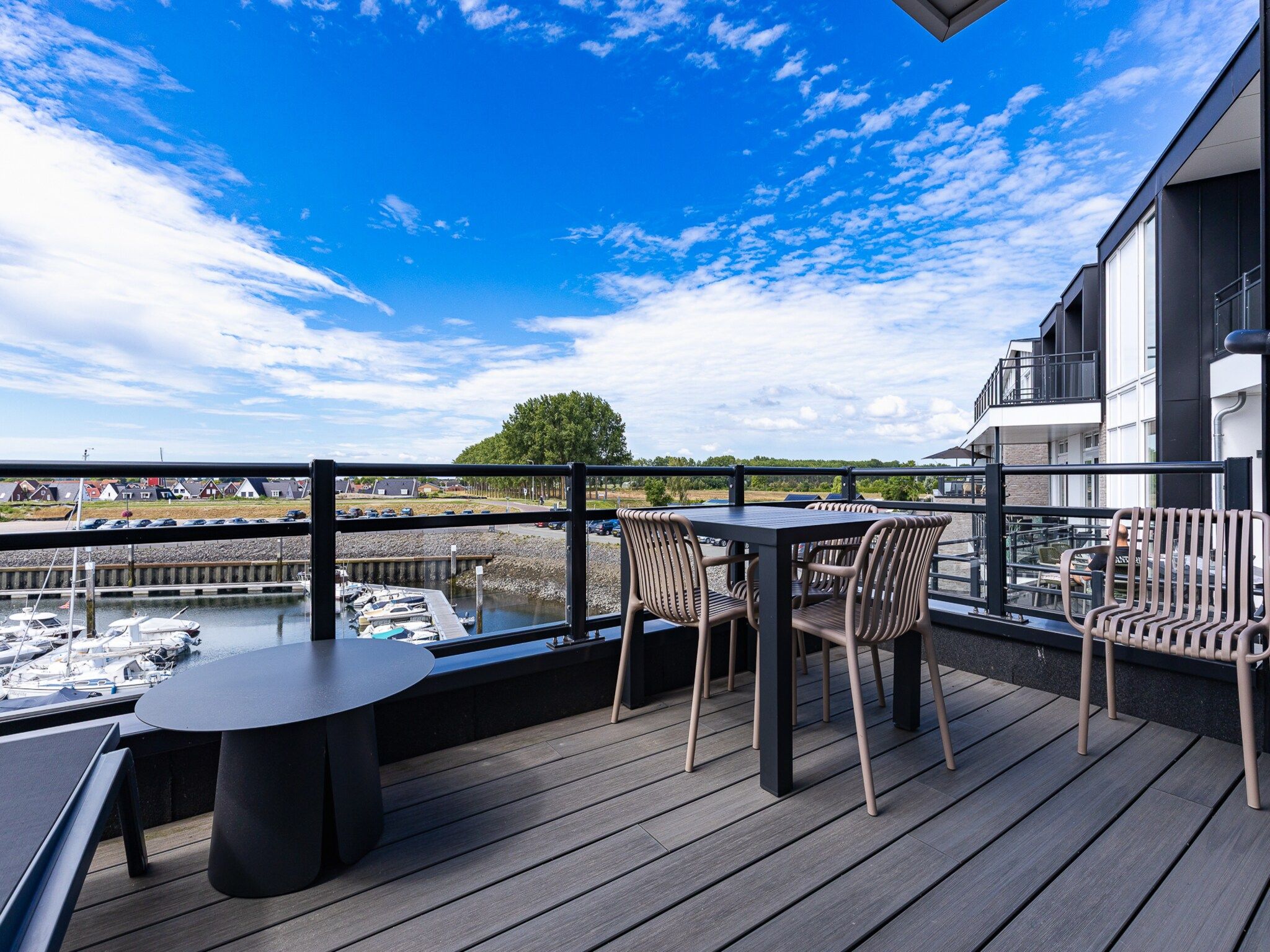 Het terras van Appartement Vista Maris 'Haus am See' - Havenweg 8-30  Sint-Annaland in Sint-Annaland