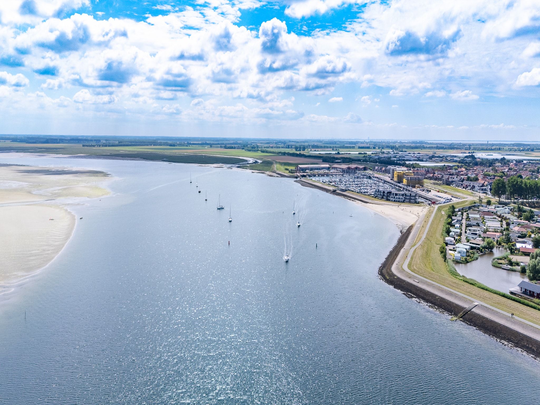 De buitenkant van Appartement Vista Maris 'Haus am See' - Havenweg 8-30  Sint-Annaland in Sint-Annaland