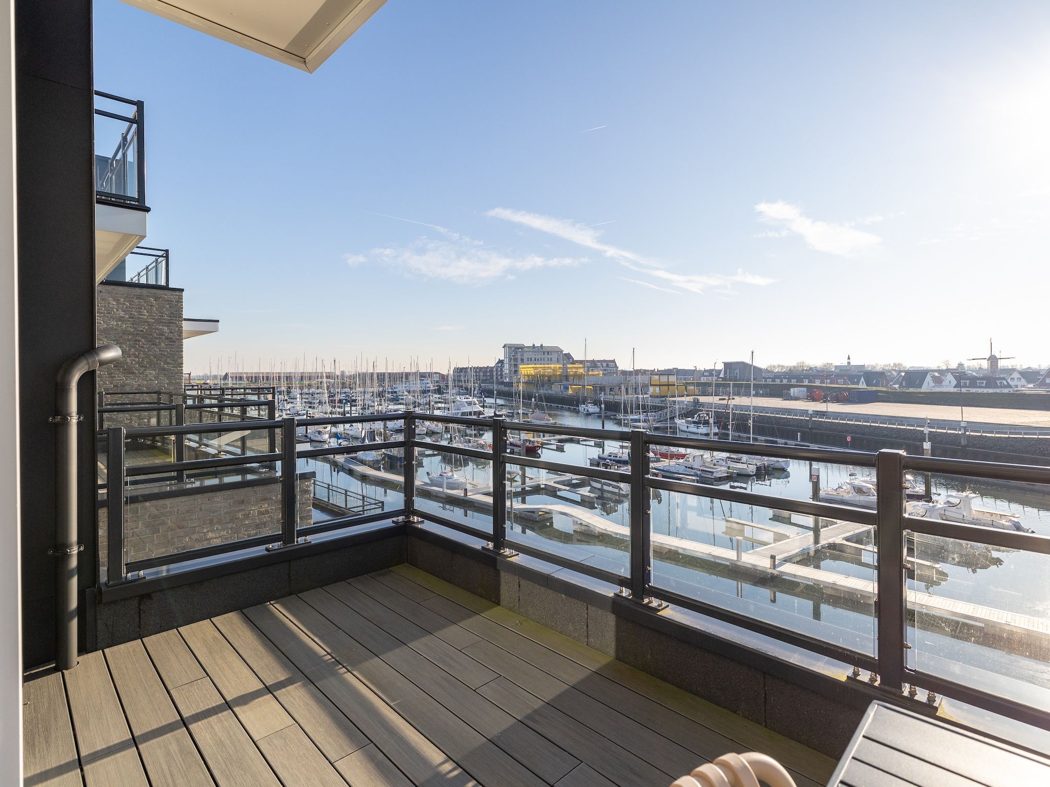 Het terras van Appartement Vista Maris 'Haus am See' - Havenweg 8-30  Sint-Annaland in Sint-Annaland