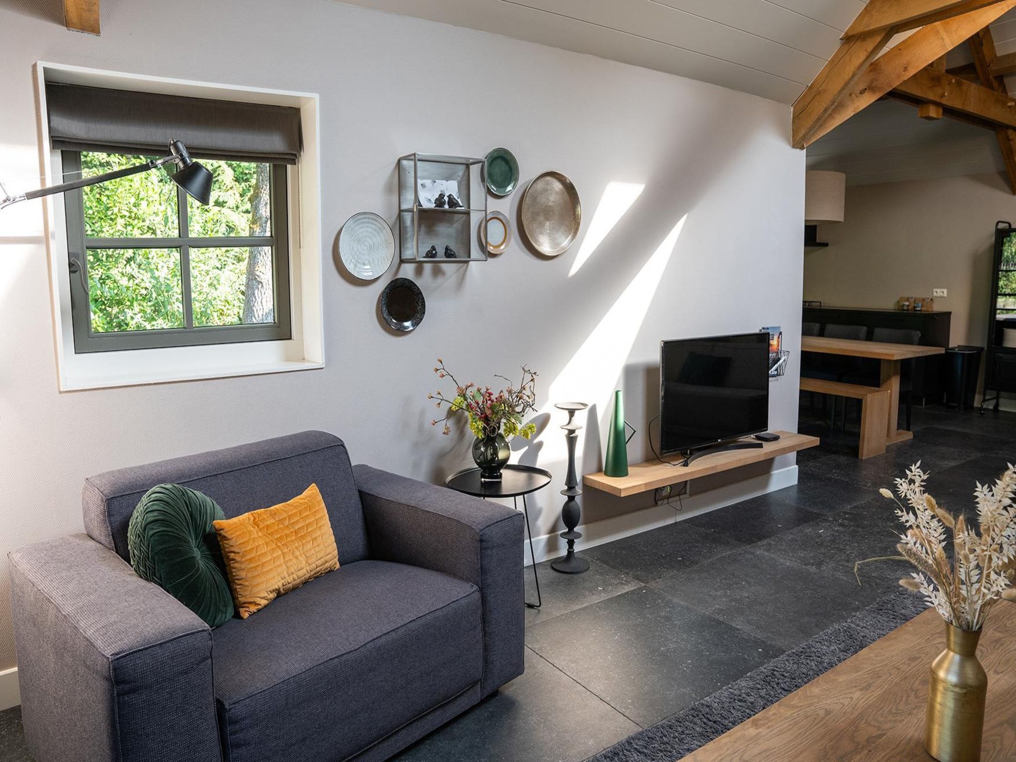 De woonkamer van Vlindervallei Boshuis 16p in Ermelo