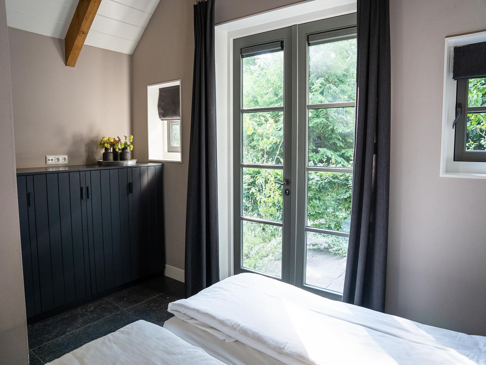 Een slaapkamer van Vlindervallei Boshuis 16p in Ermelo