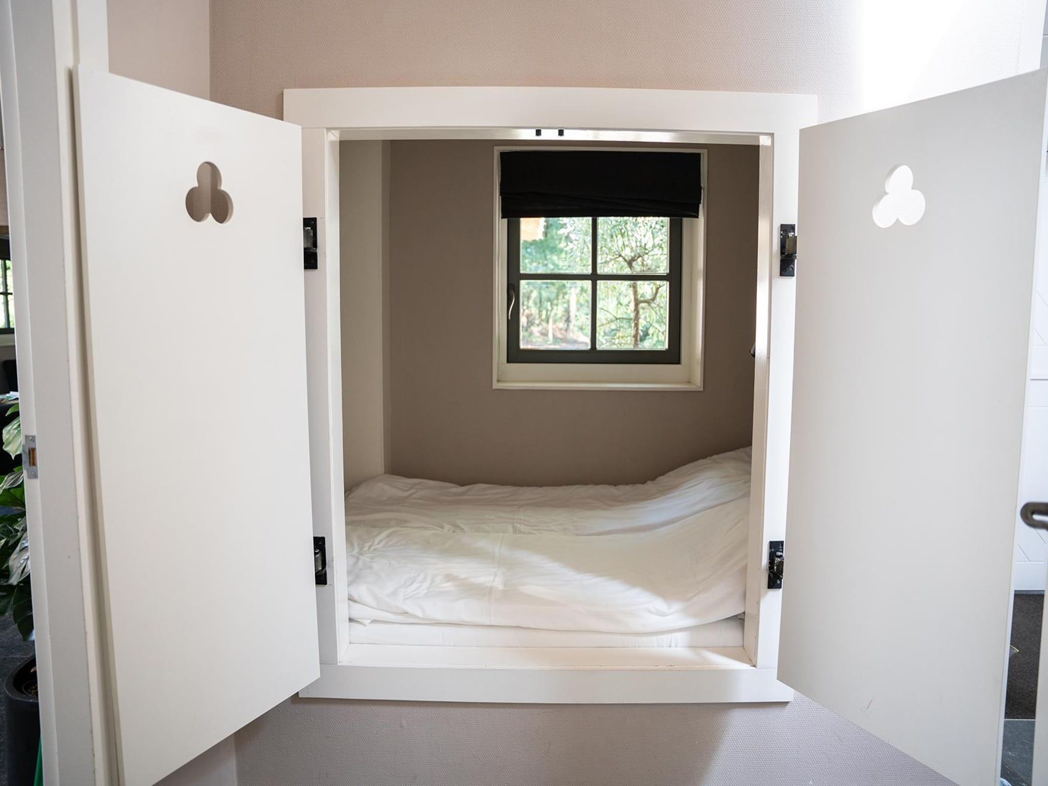 Een slaapkamer van Vlindervallei Boshuis 16p in Ermelo