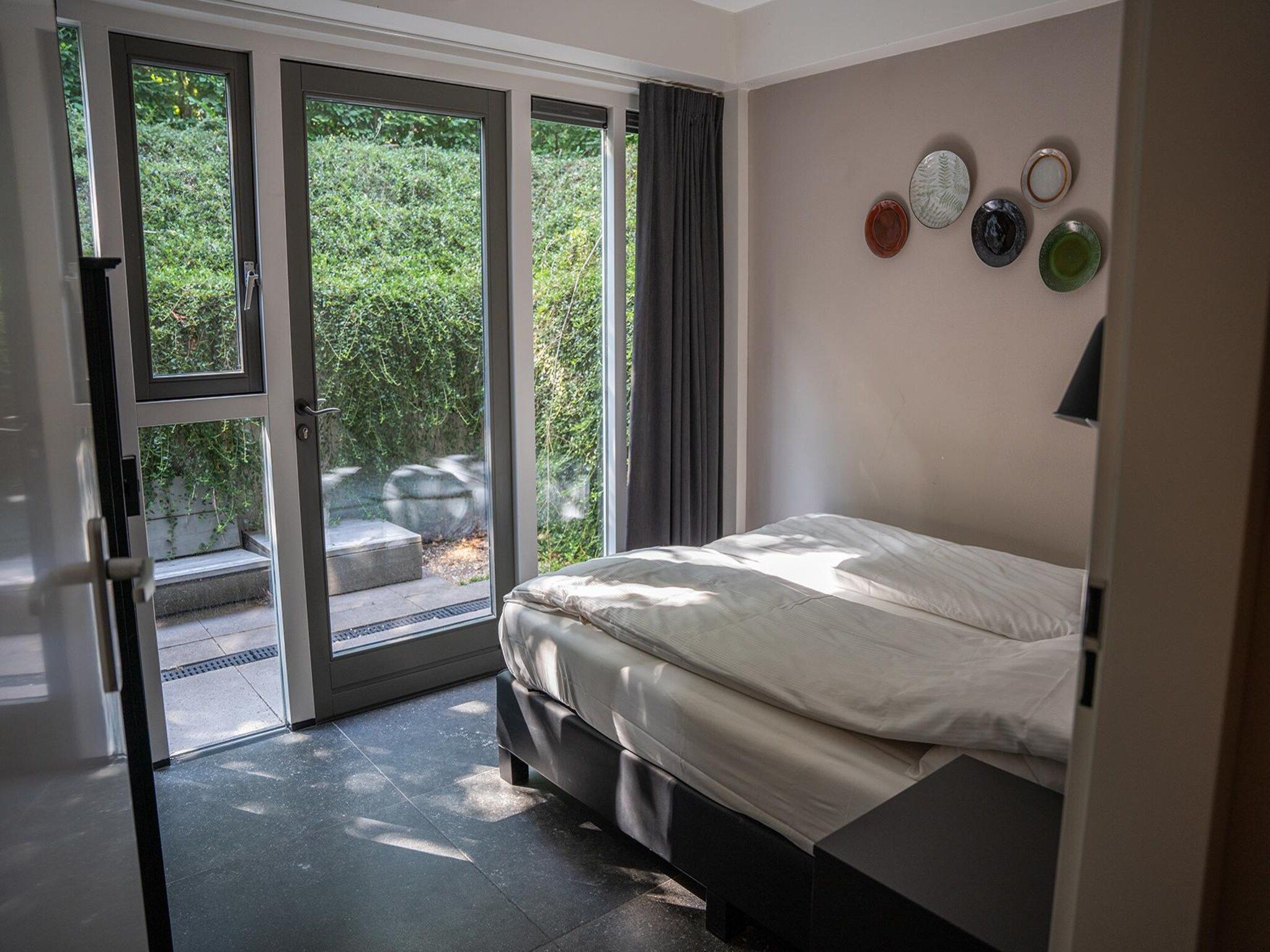 Een slaapkamer van Vlindervallei Boshuis 16p in Ermelo