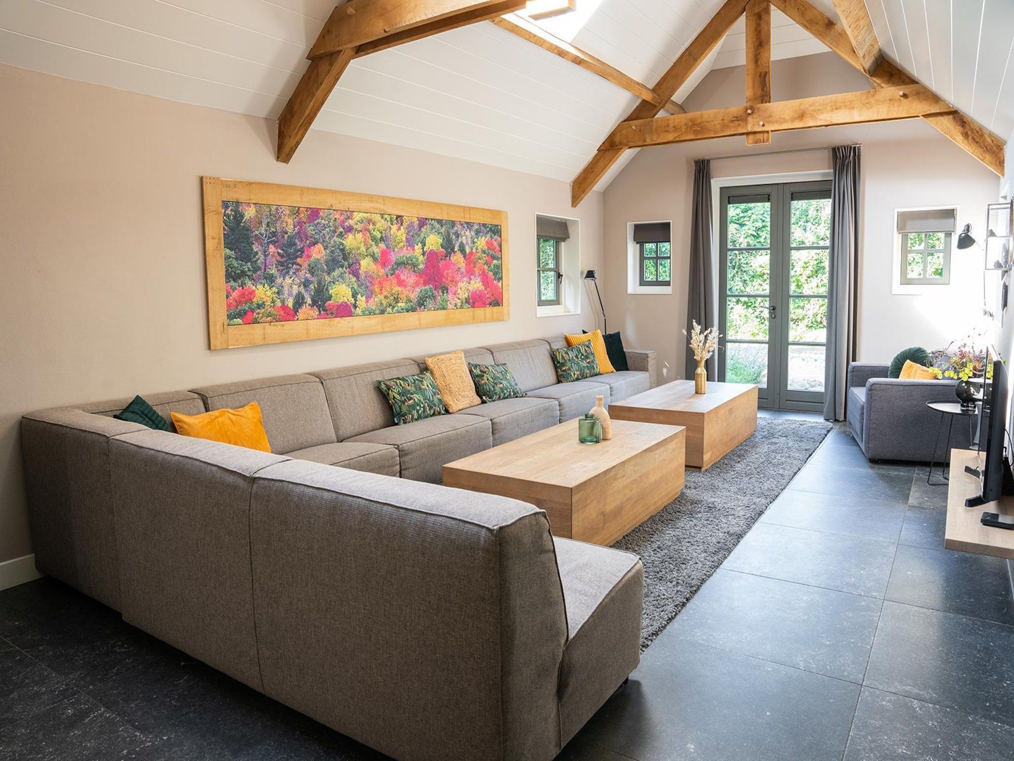 De woonkamer van Vlindervallei Boshuis 16p in Ermelo