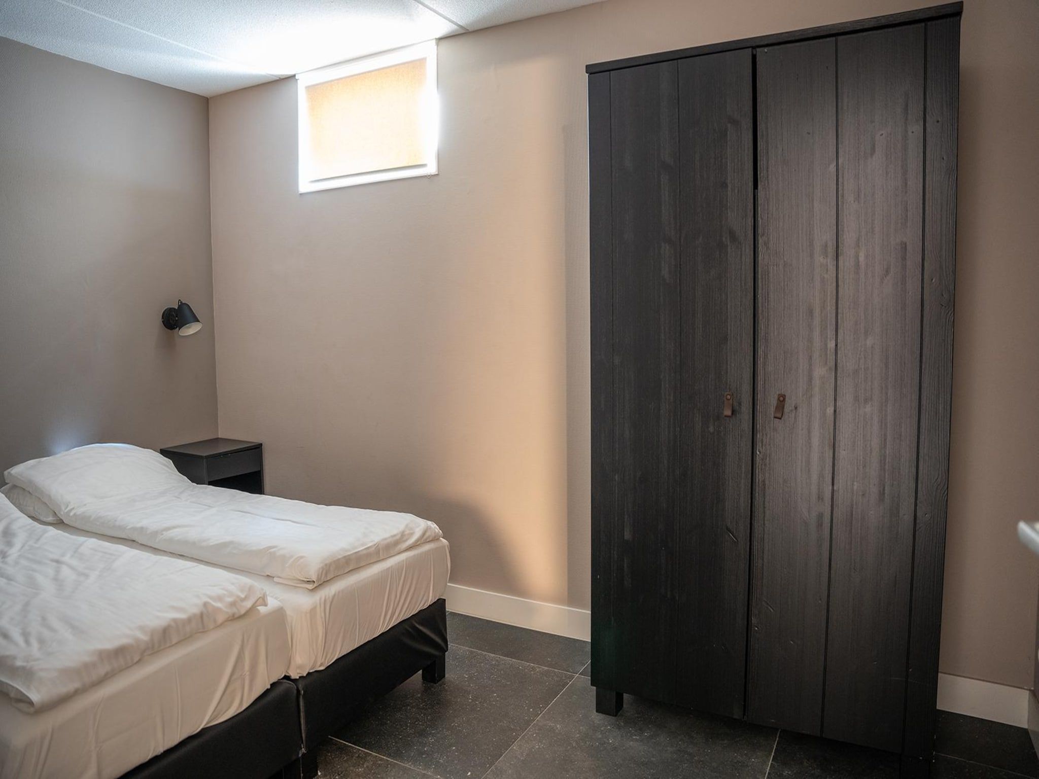 Een slaapkamer van Vlindervallei Boshuis 16p in Ermelo