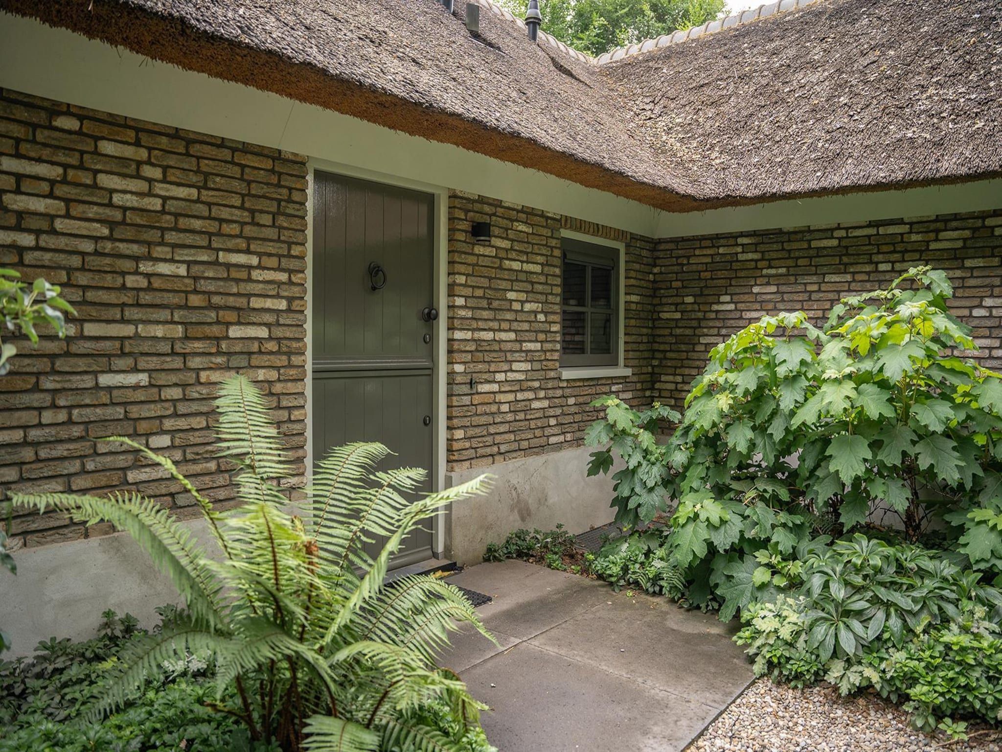 De buitenkant van Vlindervallei Boshuis 16p in Ermelo