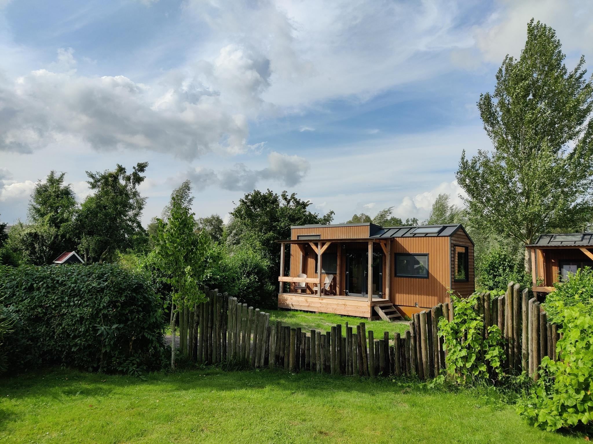De buitenkant van Groepsaccommodatie voor 20 personen + 5 Tiny Greenhouses voor 2 tot 4 personen in Scherpenzeel (FR)