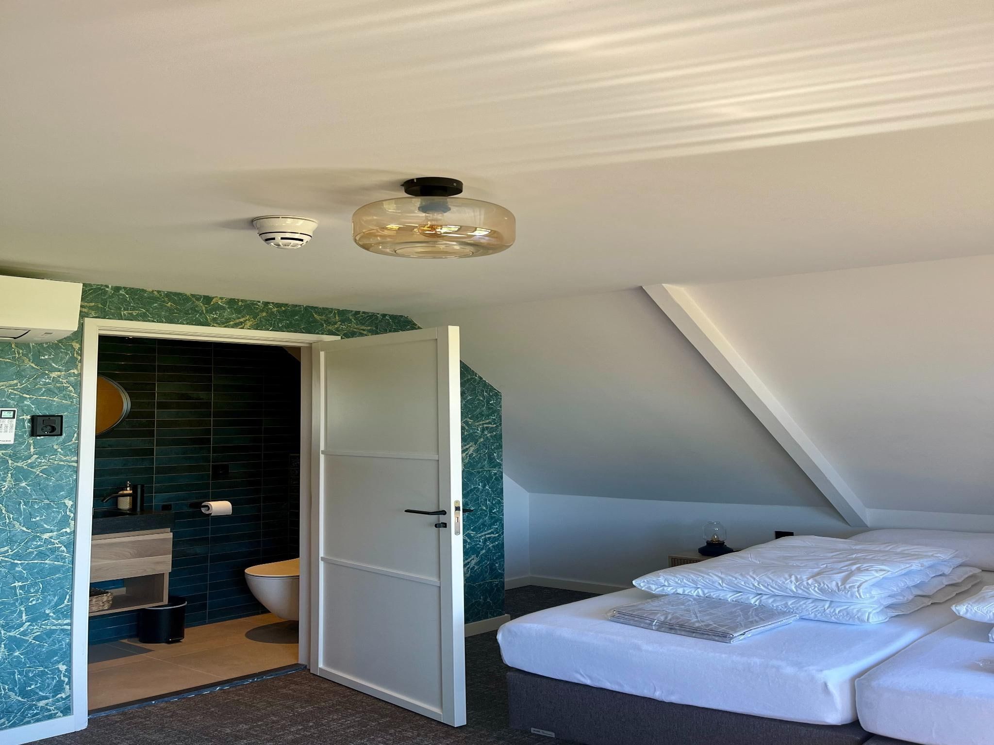 Een slaapkamer van Groepsaccommodatie voor 20 personen + 5 Tiny Greenhouses voor 2 tot 4 personen in Scherpenzeel (FR)