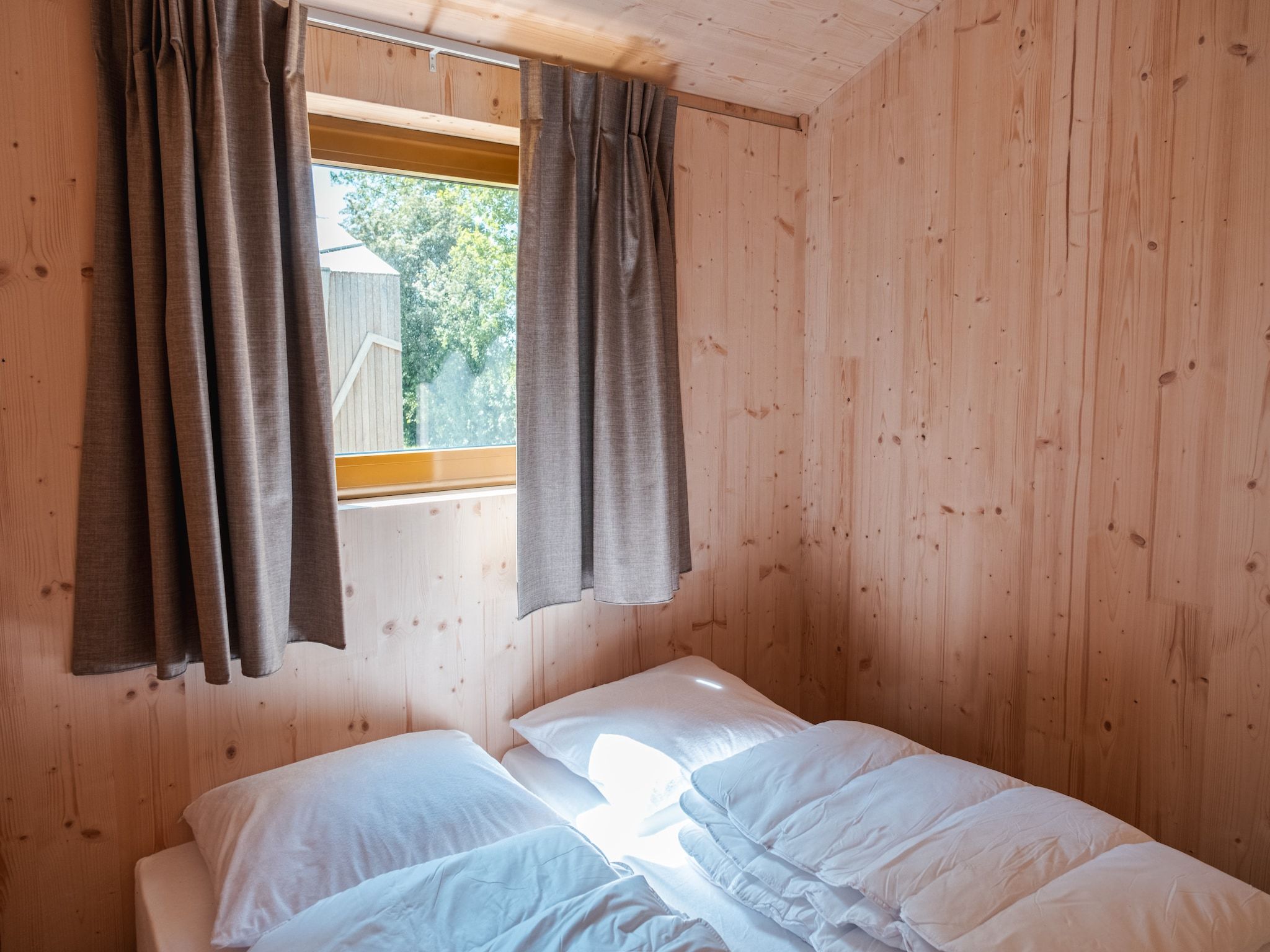 Een slaapkamer van Groepsaccommodatie voor 20 personen + 5 Tiny Greenhouses voor 2 tot 4 personen in Scherpenzeel (FR)