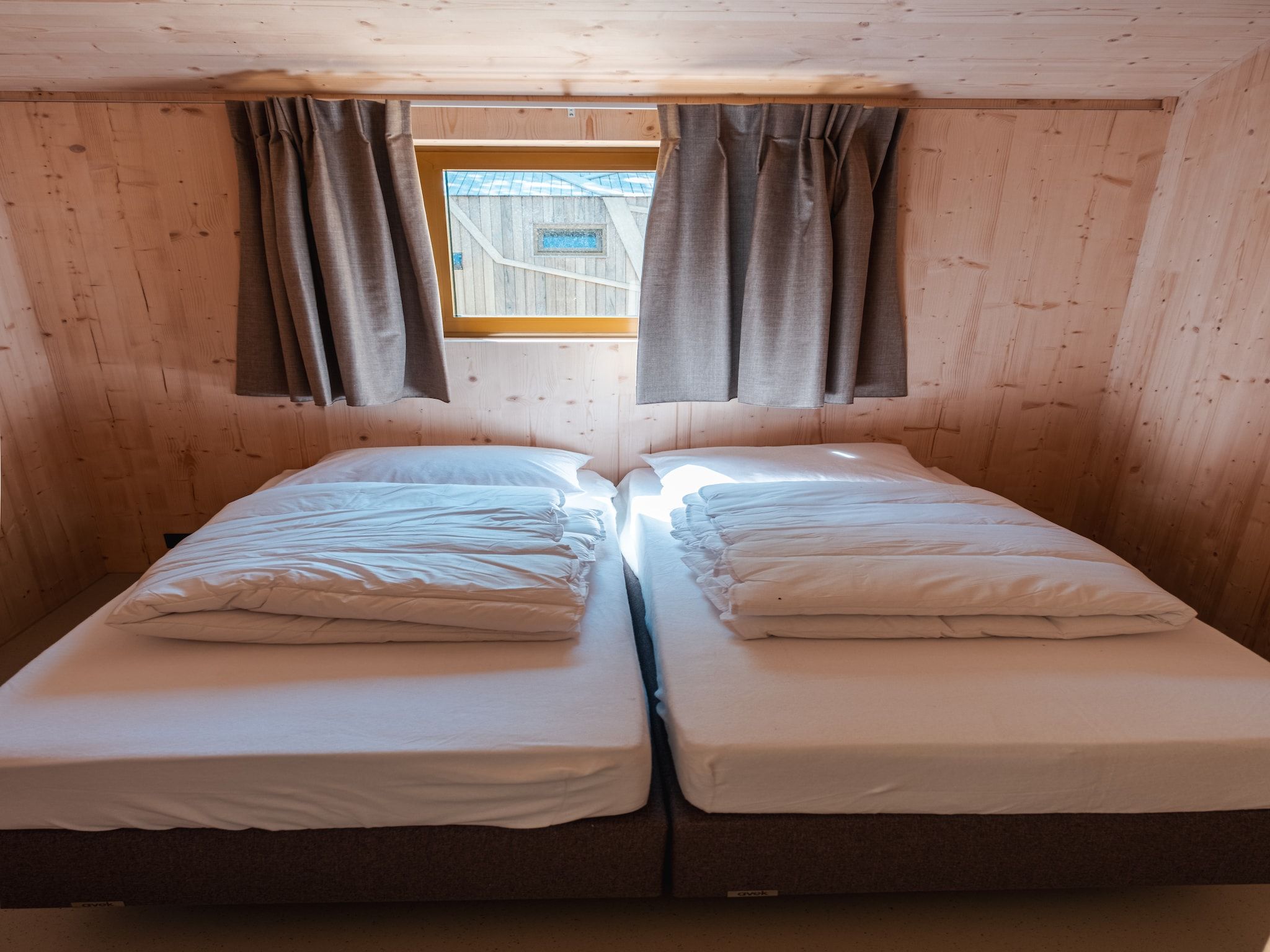 Een slaapkamer van Groepsaccommodatie voor 20 personen + 5 Tiny Greenhouses voor 2 tot 4 personen in Scherpenzeel (FR)