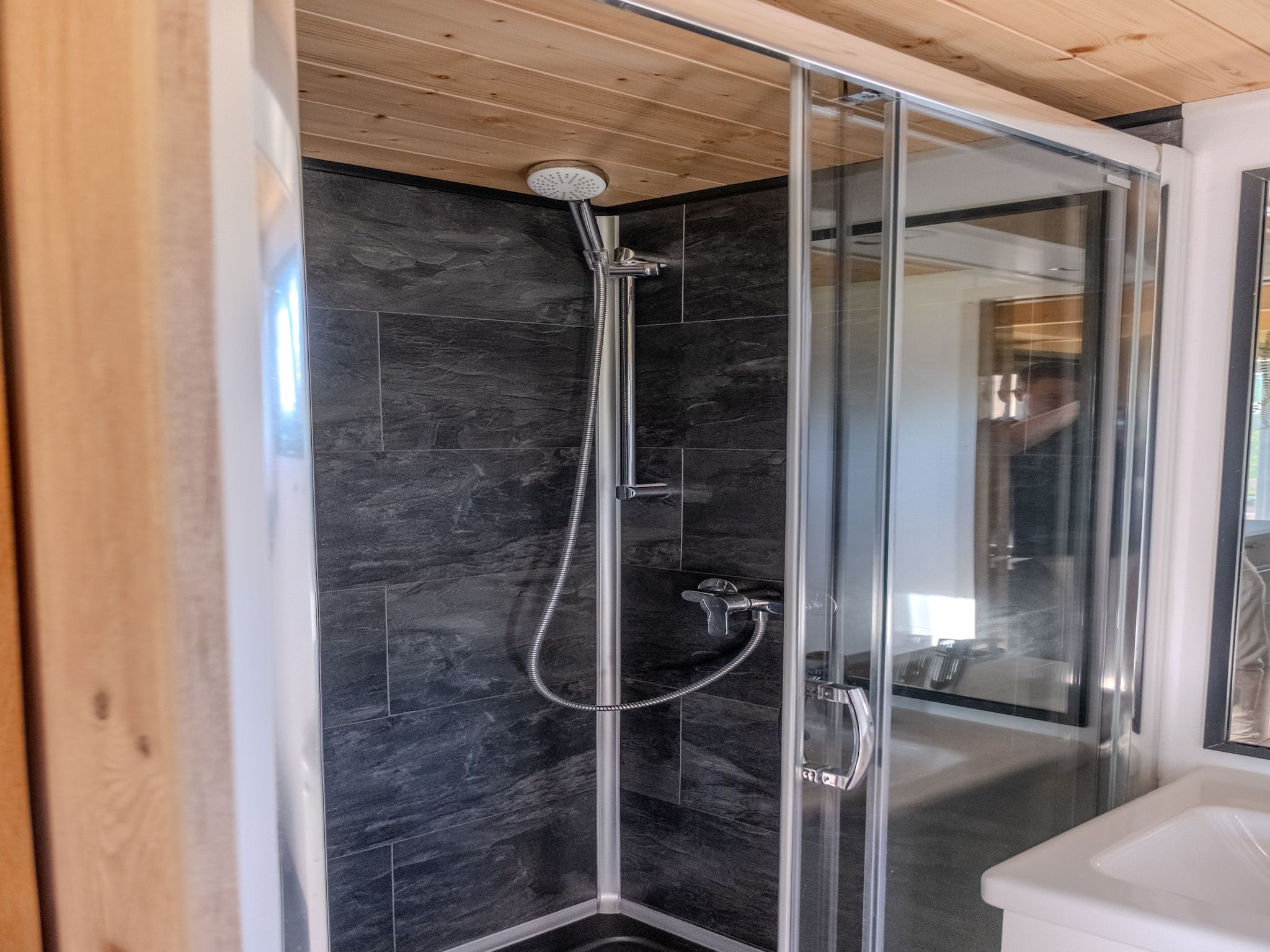 De badkamer van Groepsaccommodatie voor 20 personen + 5 Tiny Greenhouses voor 2 tot 4 personen in Scherpenzeel (FR)