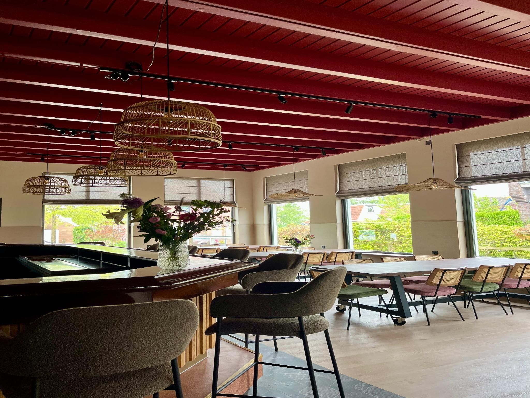 De eetkamer van Groepsaccommodatie met 10 luxe tweepersoons kamers in Scherpenzeel (FR)