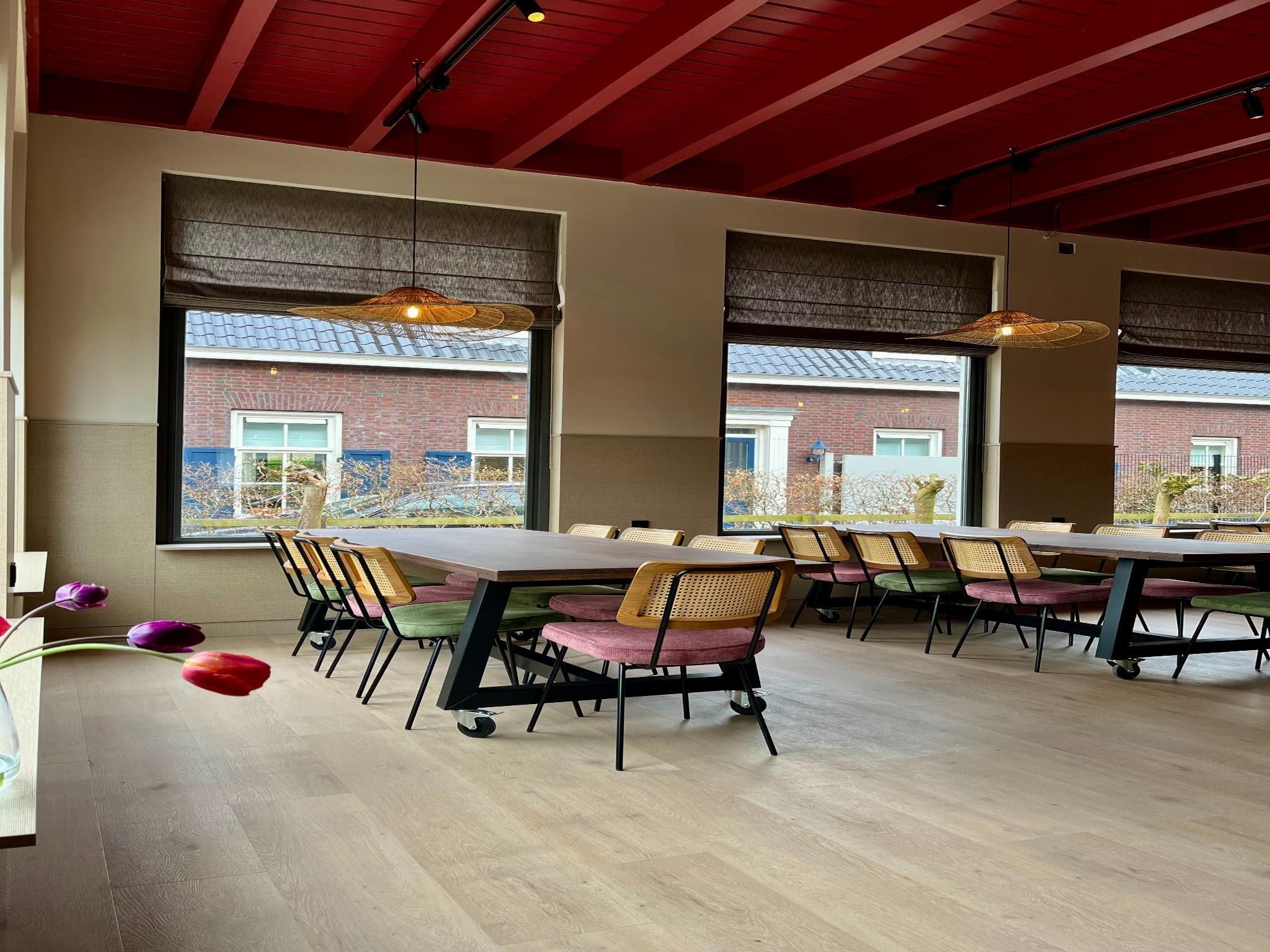 De eetkamer van Groepsaccommodatie met 10 luxe tweepersoons kamers in Scherpenzeel (FR)