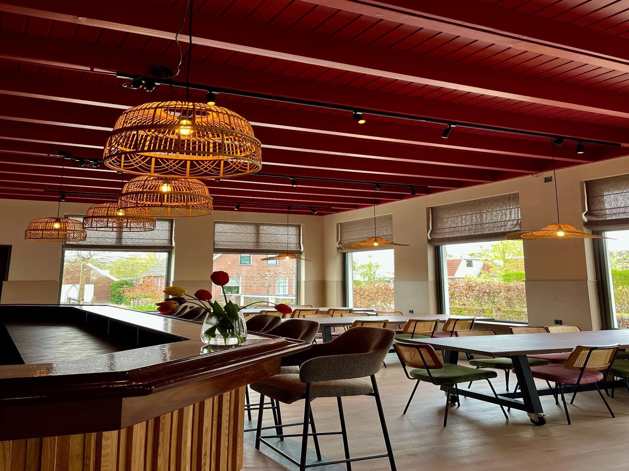 De eetkamer van Groepsaccommodatie met 10 luxe tweepersoons kamers in Scherpenzeel (FR)