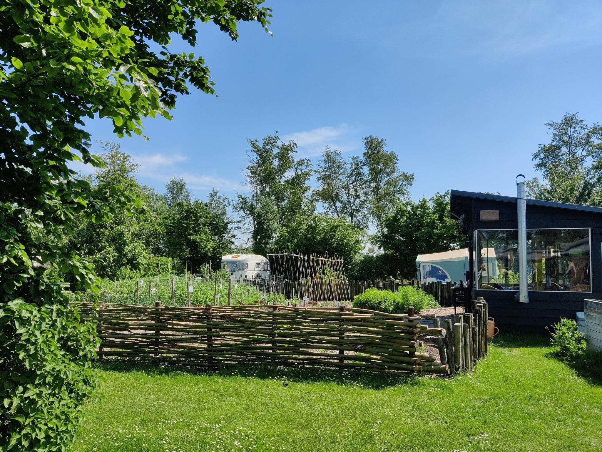 De tuin van Groepsaccommodatie + 4 large greenhouses (36 personen) in Scherpenzeel (FR)