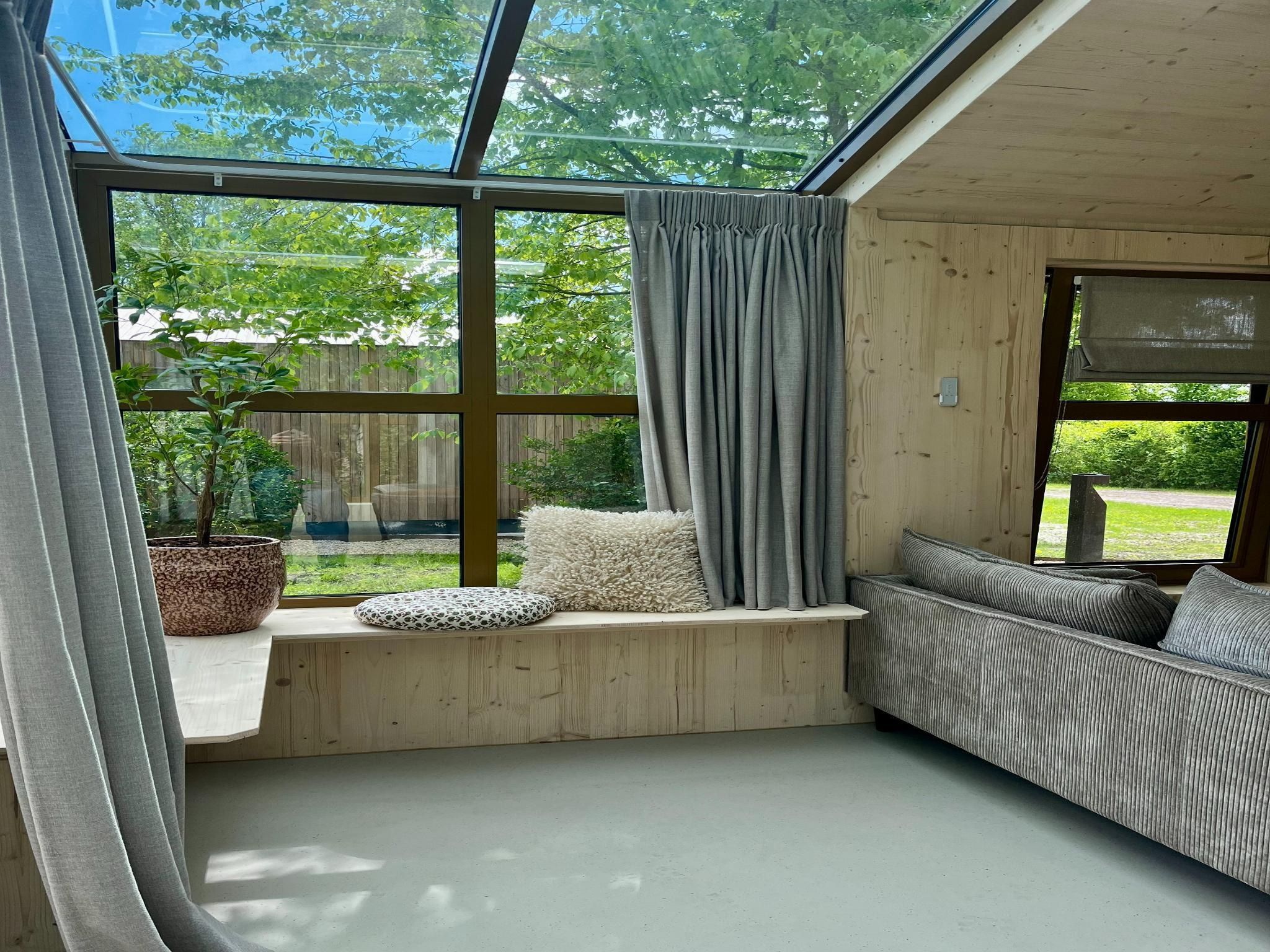 De woonkamer van Groepsaccommodatie + 4 large greenhouses (36 personen) in Scherpenzeel (FR)