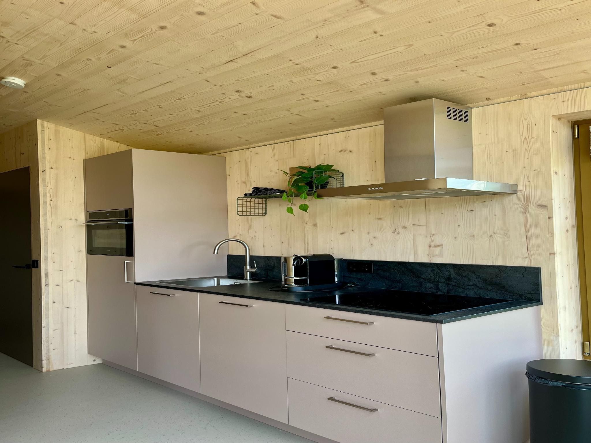 De keuken van Groepsaccommodatie + 4 large greenhouses (36 personen) in Scherpenzeel (FR)