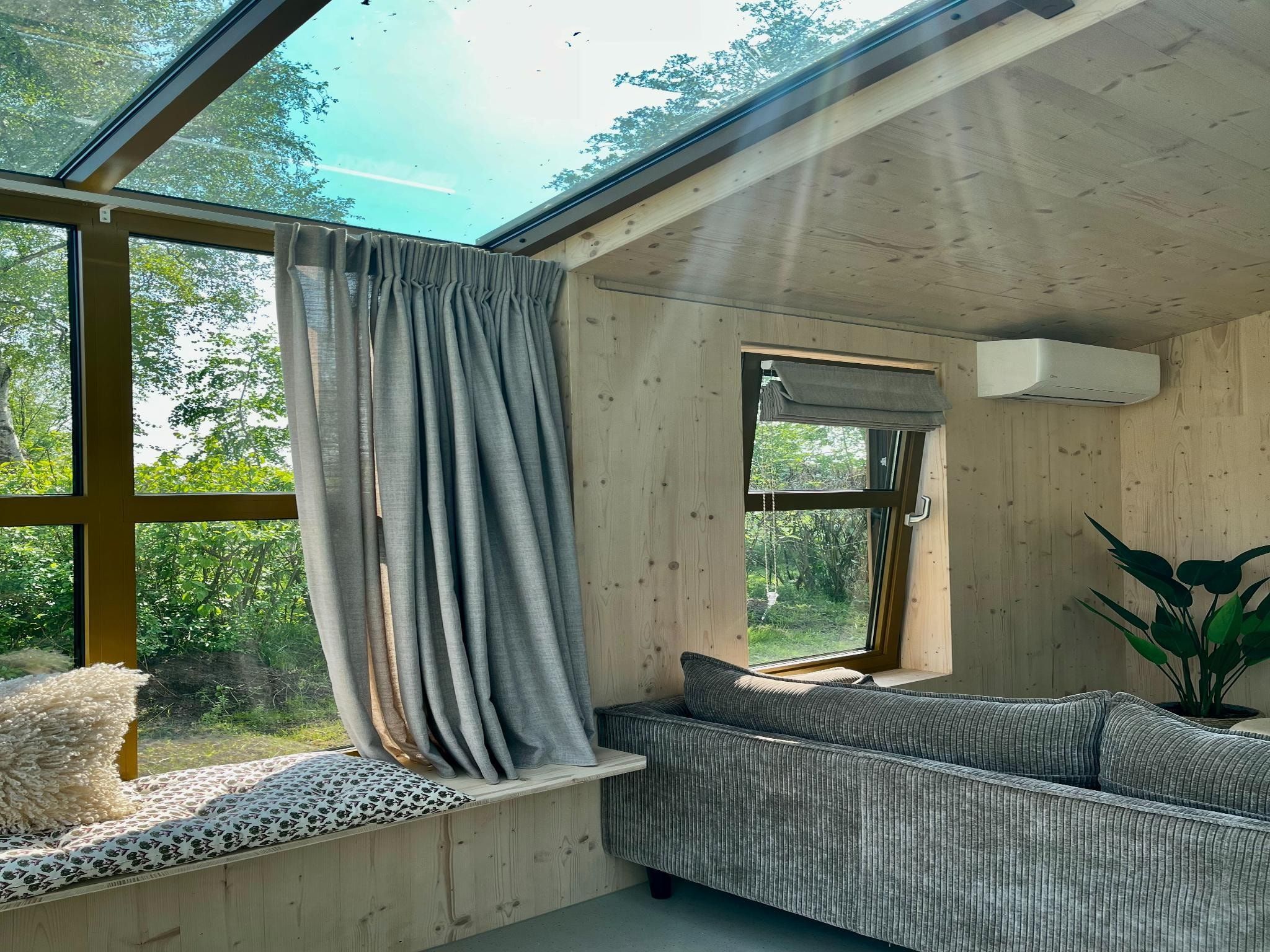 De woonkamer van Groepsaccommodatie + 4 large greenhouses (36 personen) in Scherpenzeel (FR)