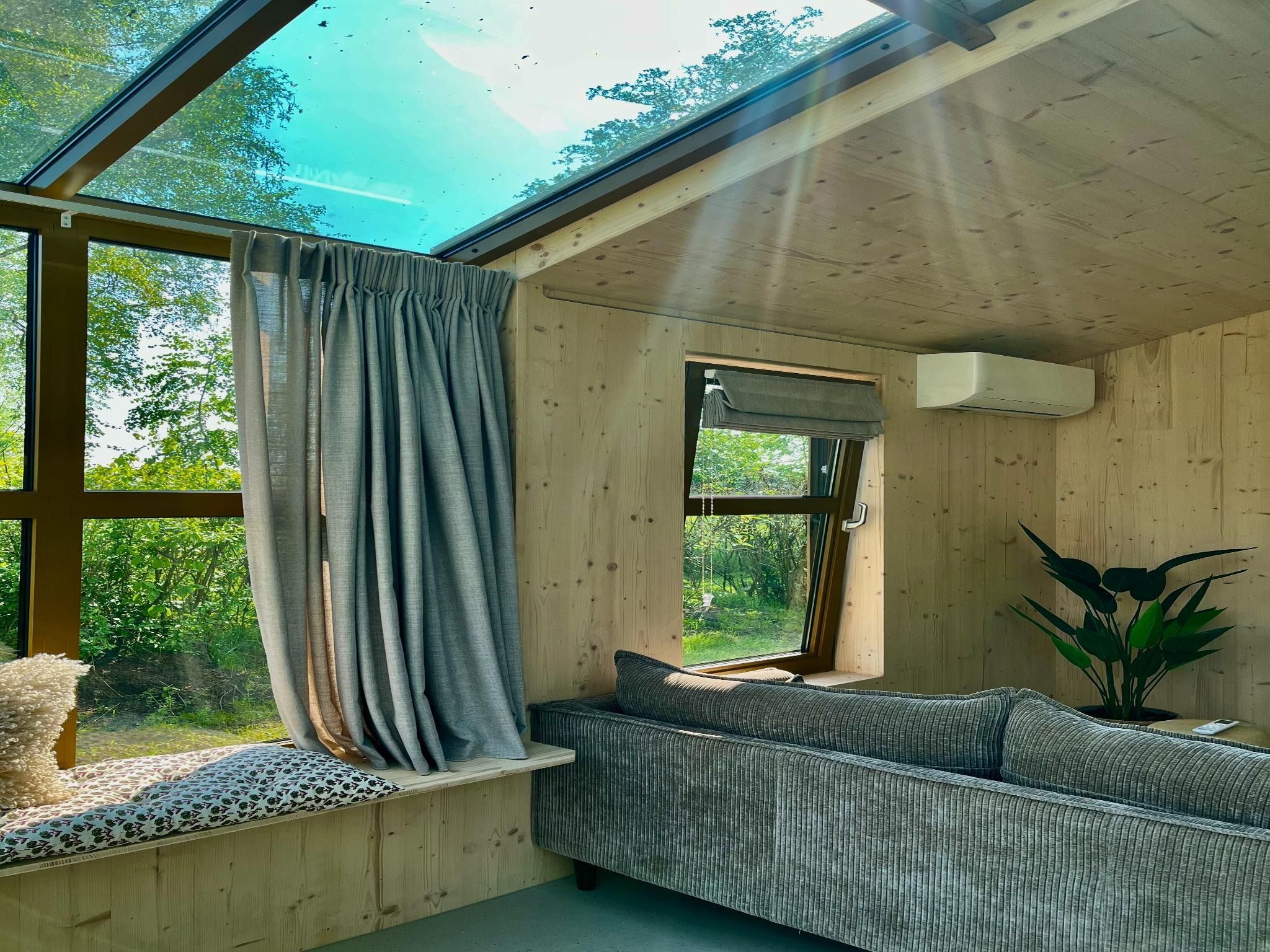 De woonkamer van Groepsaccommodatie + 4 large greenhouses (36 personen) in Scherpenzeel (FR)