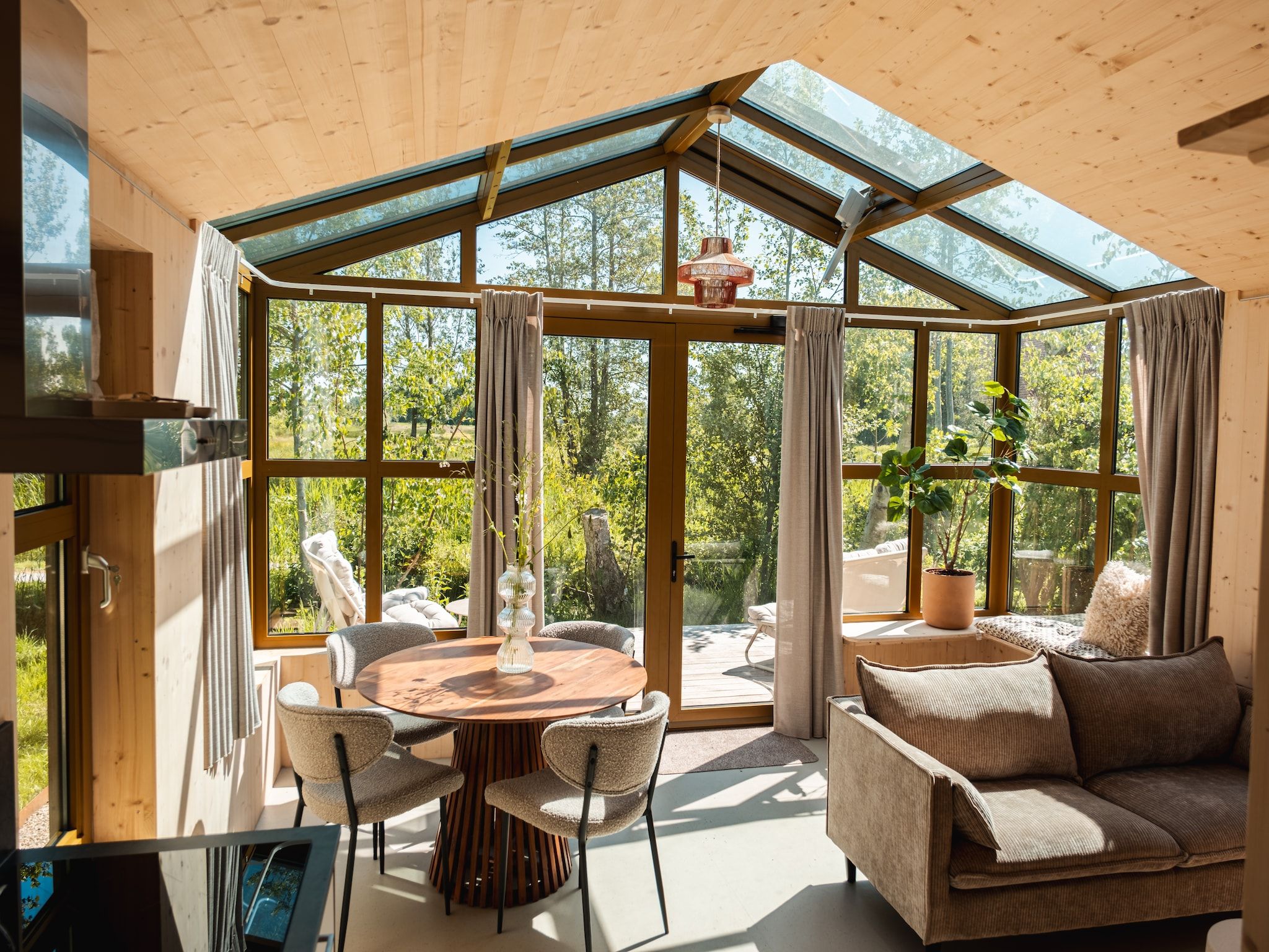 De eetkamer van Groepsruimte i.c.m. 4 large greenhouses in Scherpenzeel (FR)