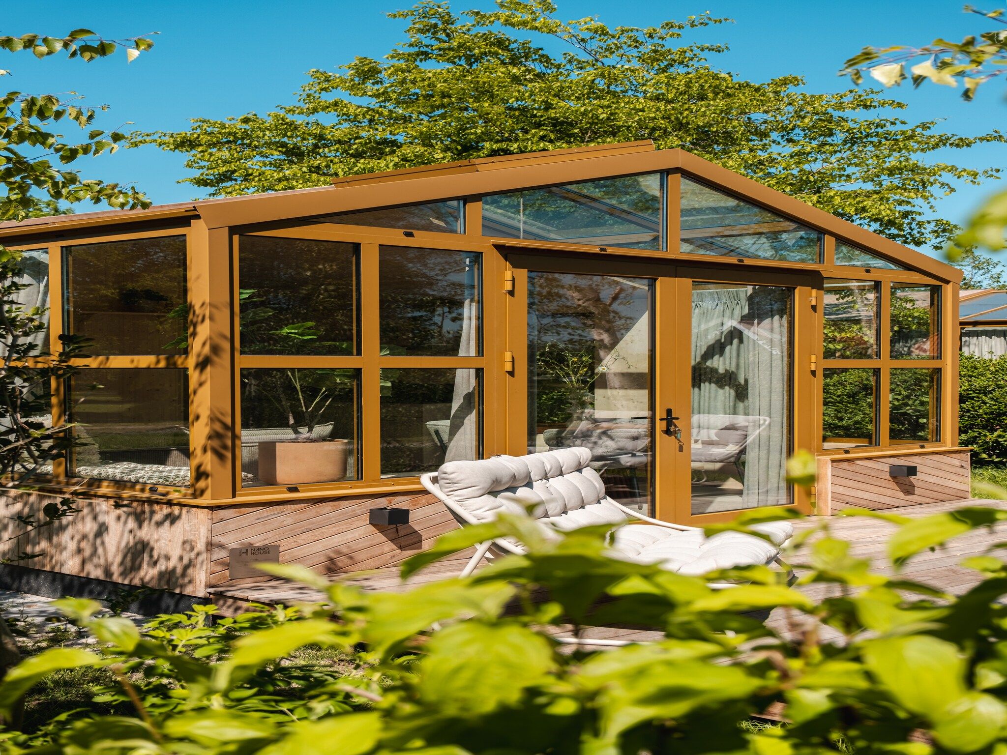 De buitenkant van Groepsruimte i.c.m. 4 large greenhouses in Scherpenzeel (FR)