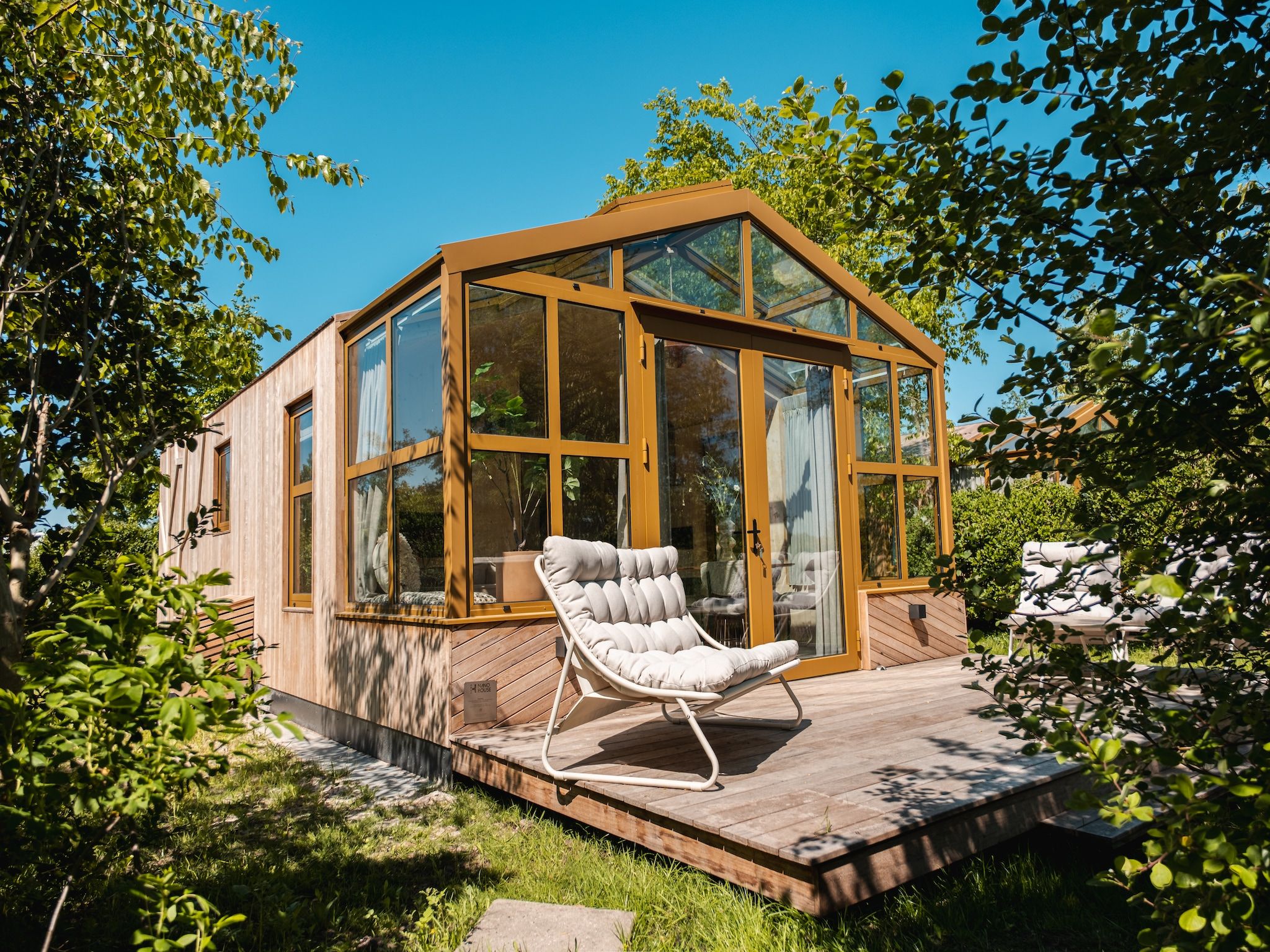 Het terras van Groepsruimte i.c.m. 4 large greenhouses in Scherpenzeel (FR)