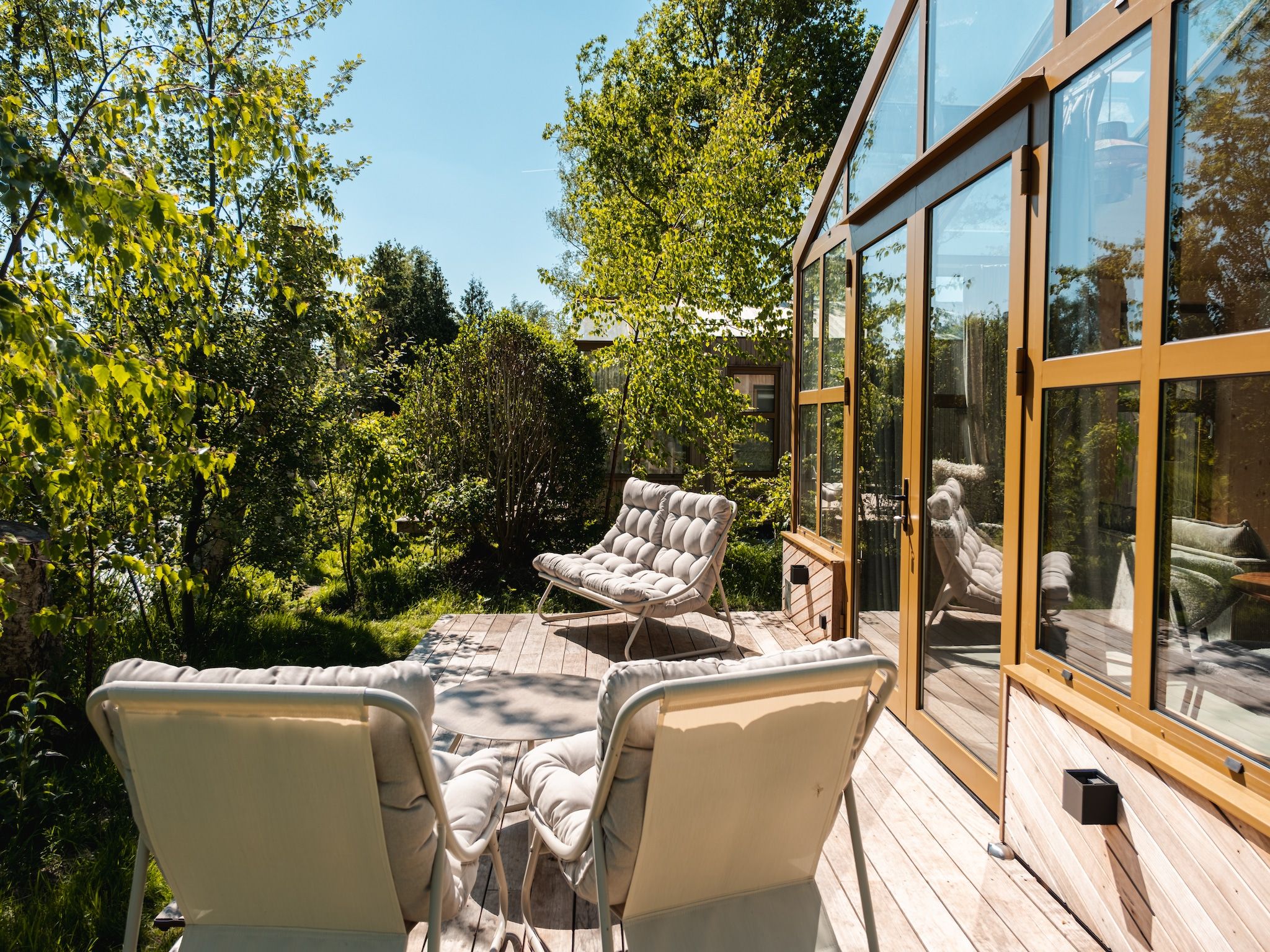 De tuin van Groepsruimte i.c.m. 4 large greenhouses in Scherpenzeel (FR)