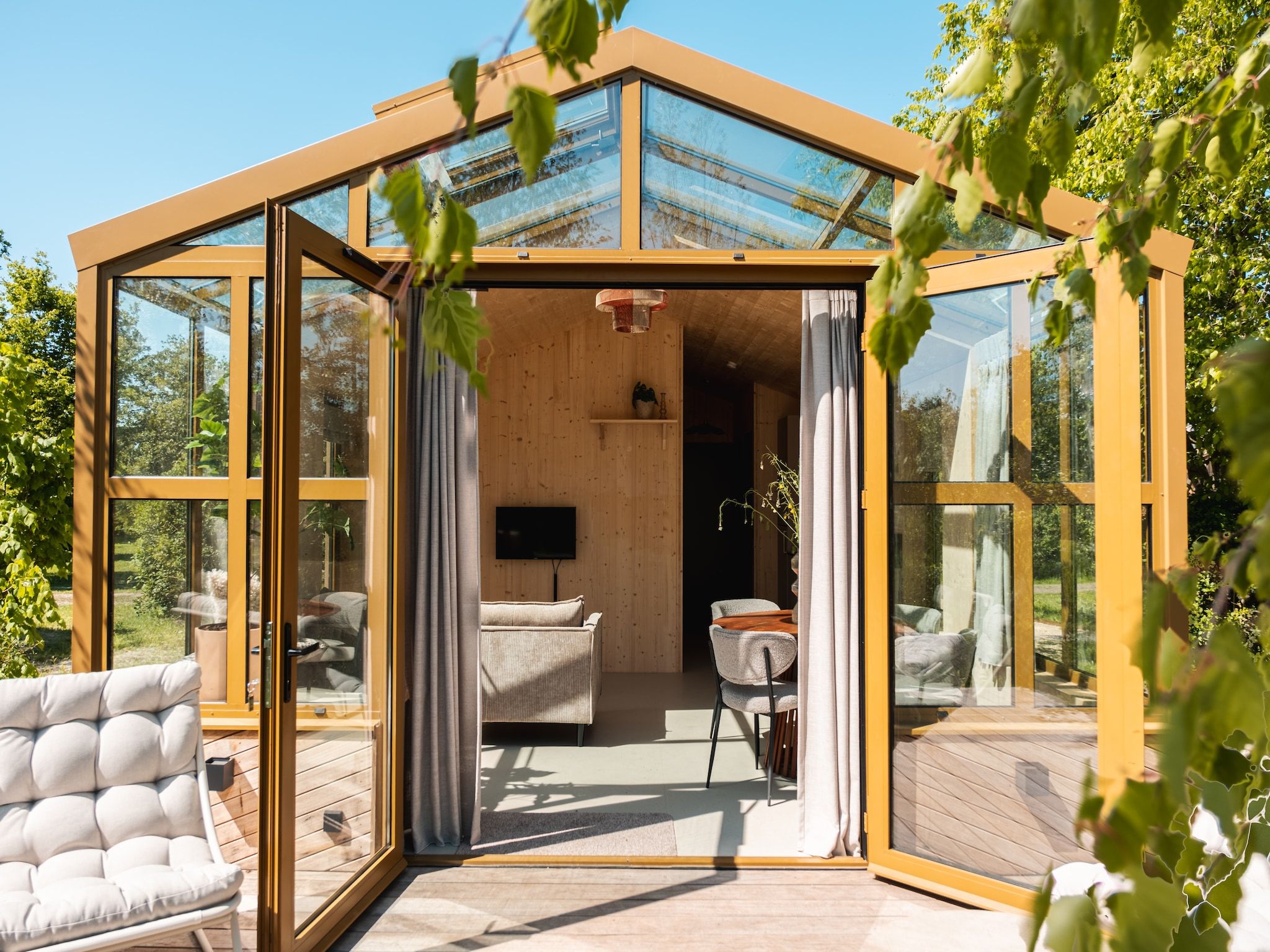 De buitenkant van Groepsruimte i.c.m. 4 large greenhouses in Scherpenzeel (FR)