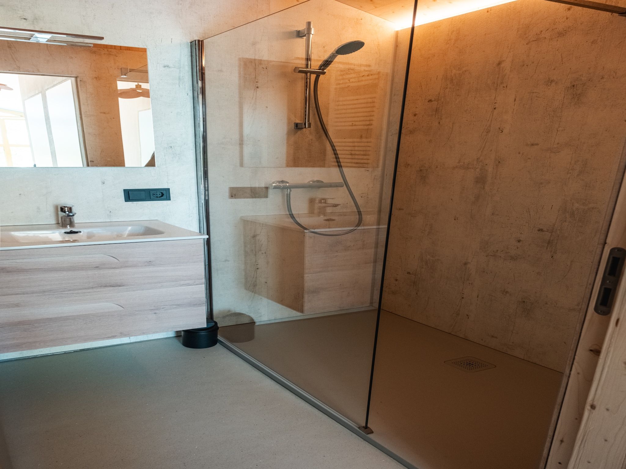 De badkamer van Groepsruimte i.c.m. 4 large greenhouses in Scherpenzeel (FR)