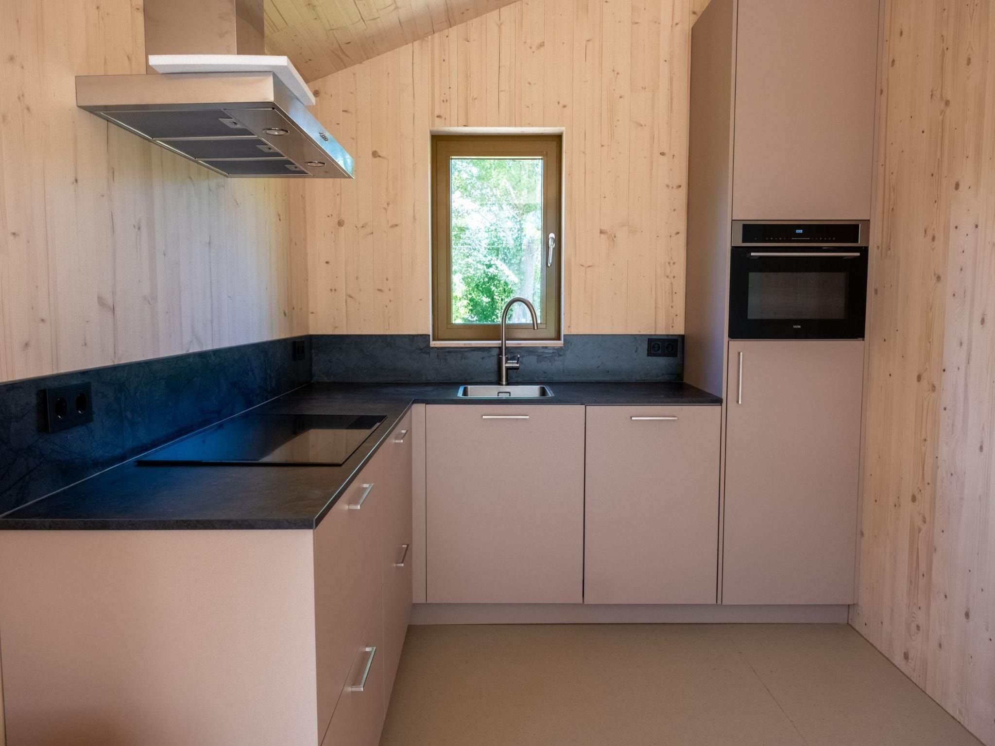 De keuken van Groepsruimte i.c.m. 4 large greenhouses in Scherpenzeel (FR)