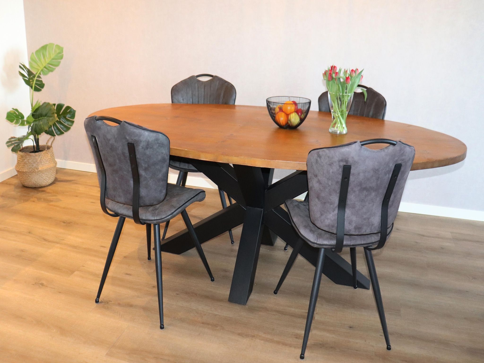 De eetkamer van Berkenhof 8 personen in Workum