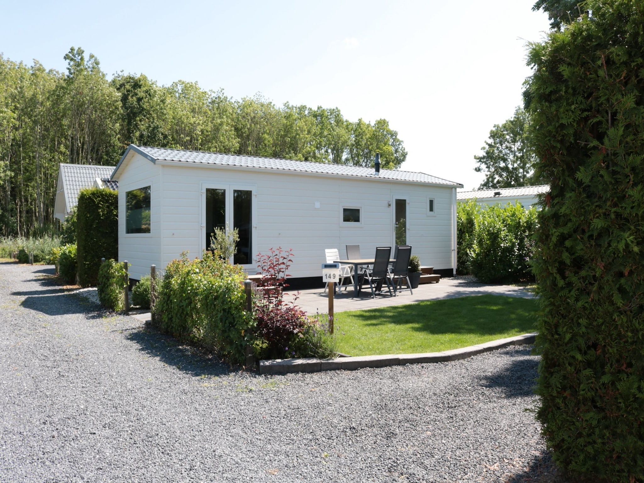 De buitenkant van 2 chalets naast elkaar in Tzummarum