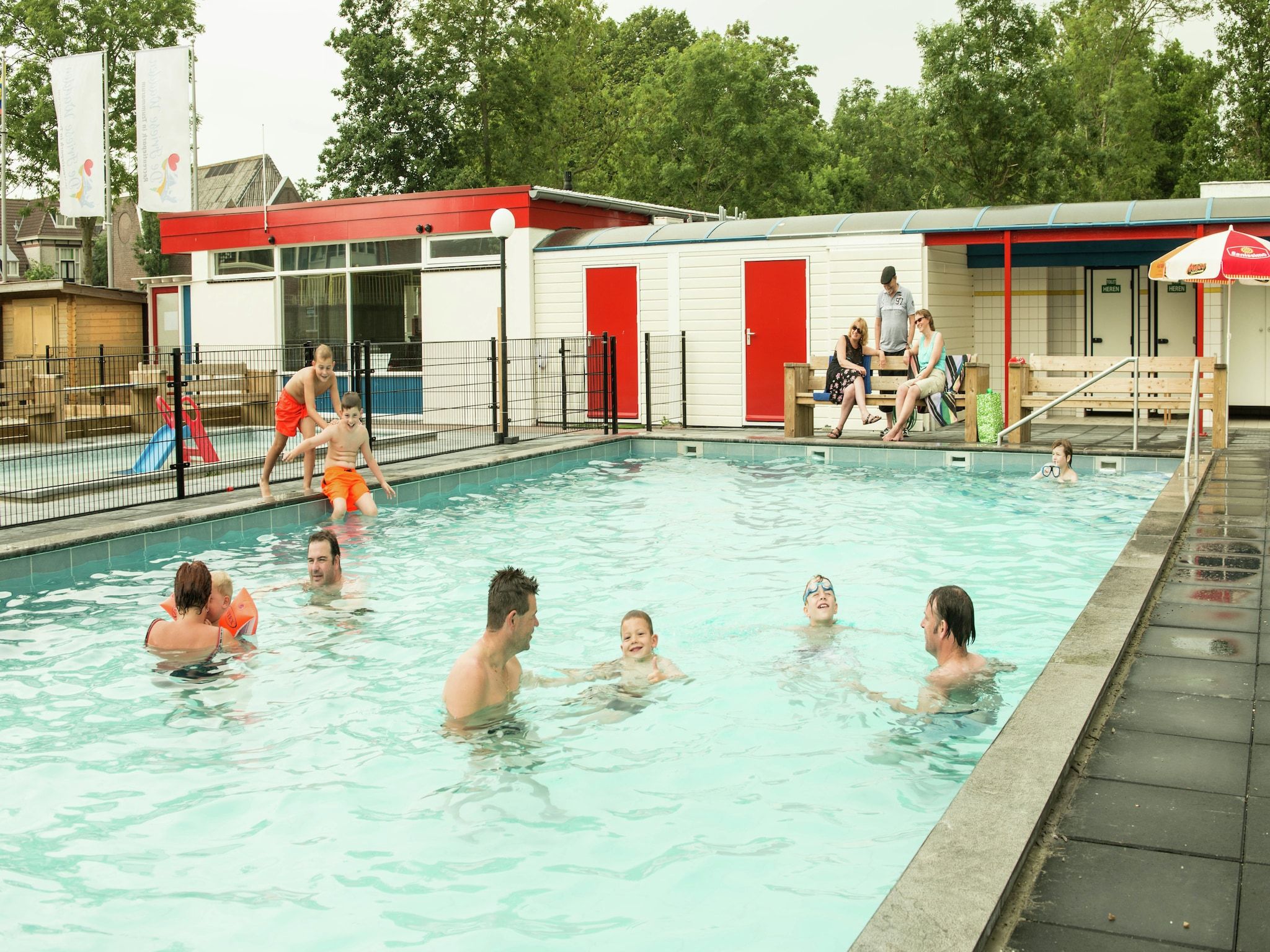 Parkfaciliteiten bij 2 chalets naast elkaar in Tzummarum