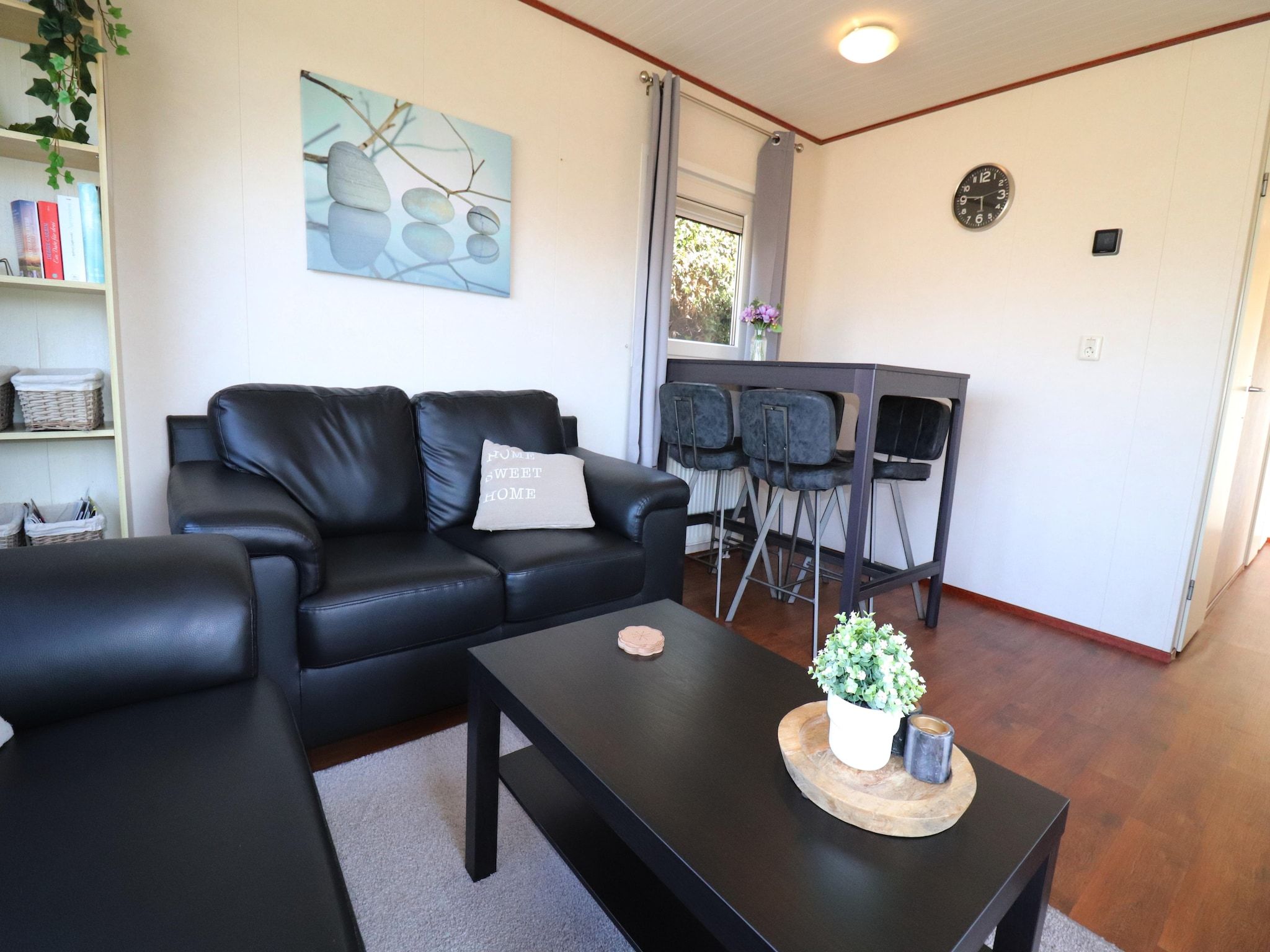 De woonkamer van 2 chalets naast elkaar in Tzummarum