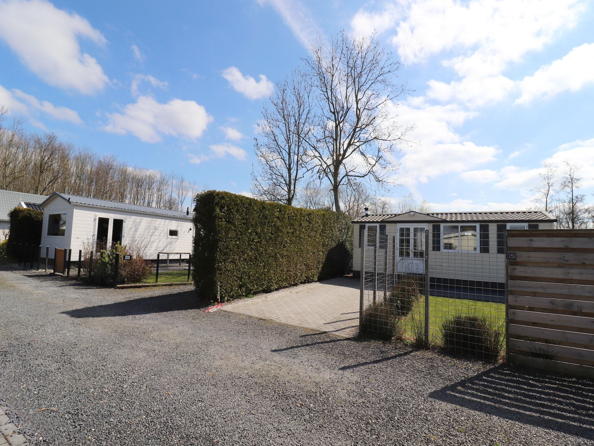 De buitenkant van 2 chalets naast elkaar in Tzummarum