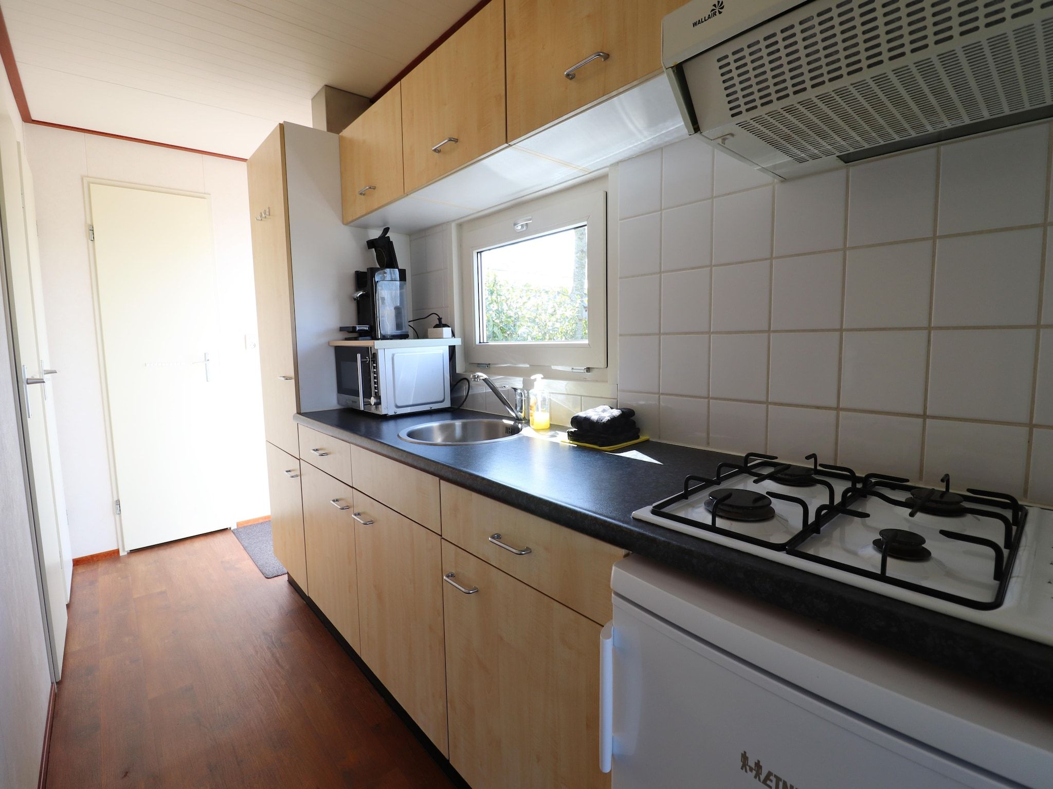 De keuken van 2 chalets naast elkaar in Tzummarum